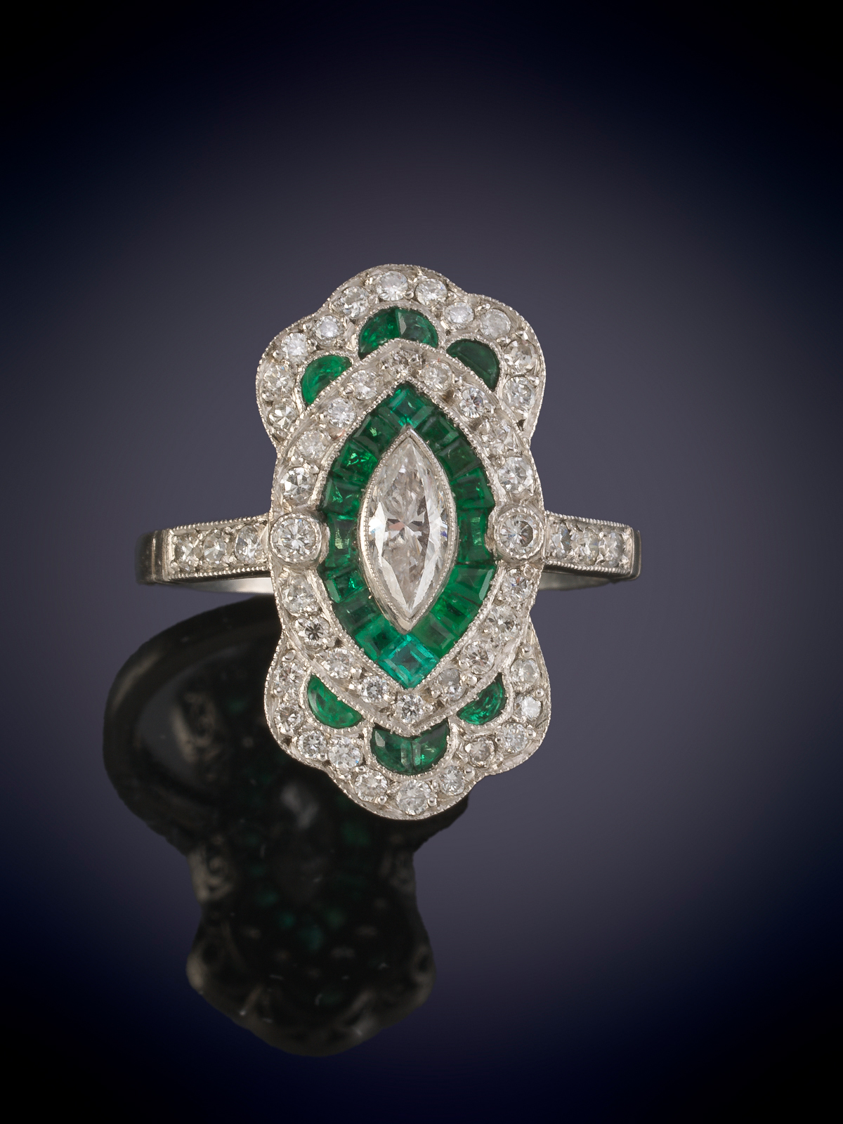 SORTIJA TIPO LANZADERA DE ESMERALDAS Y BRILLANTES.
Montura en platino.
Peso brillantes 1.25ct aprox.