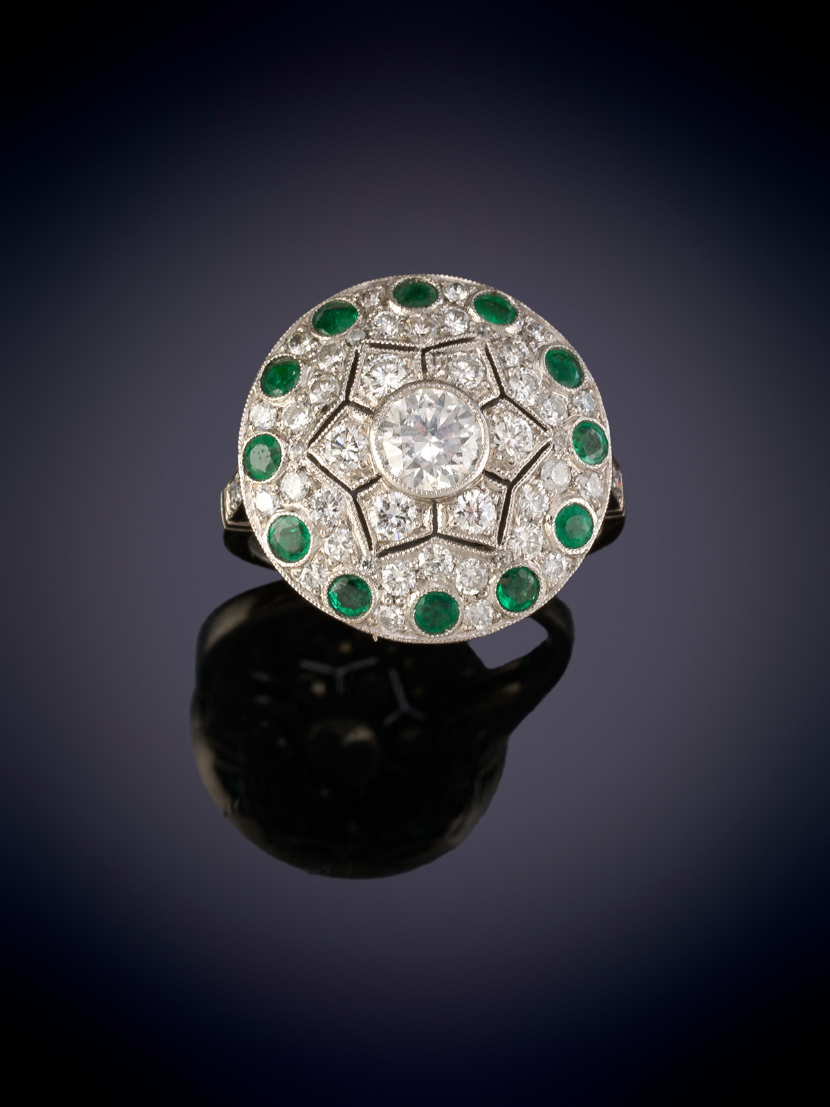 SORTIJA CON ROSETÓN DE BRILLANTES Y ESMERALDAS.
Montura en platino.
Peso brillantes 1.70ct aprox.