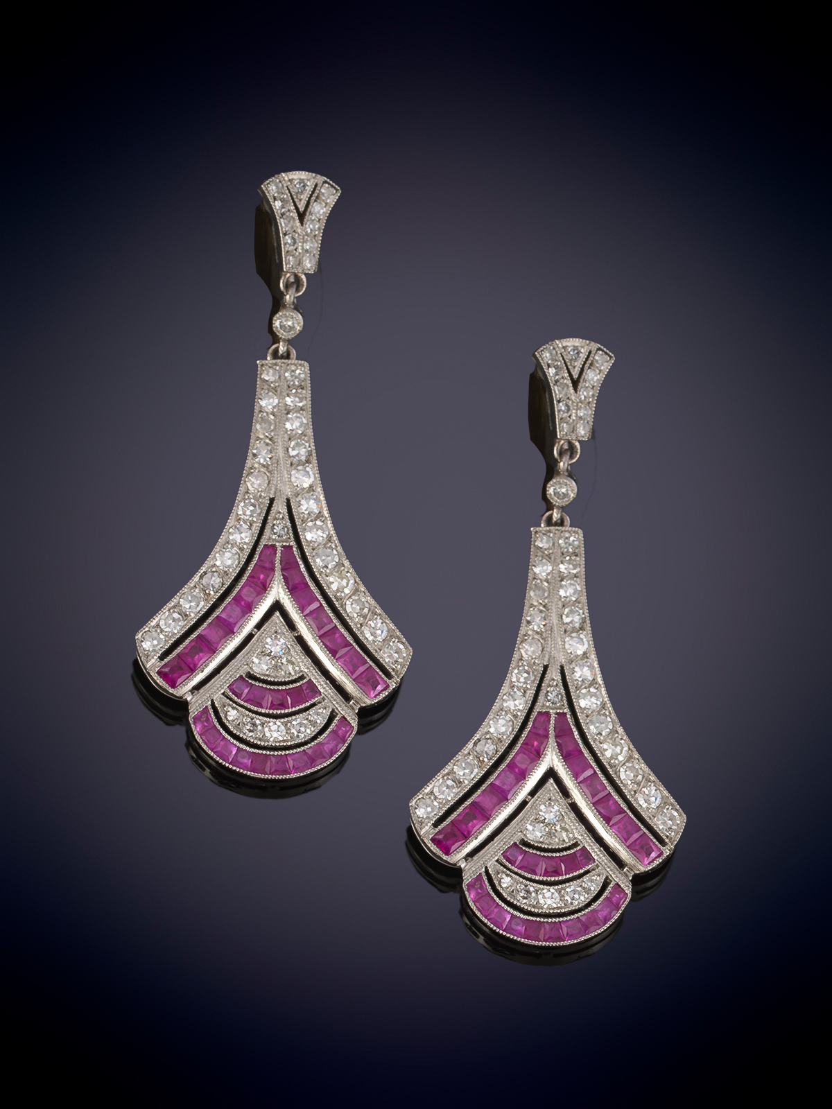 PENDIENTES LARGOS CON MOVIMIENTO Y BELLO DISEÑO DE PALMETA CON DIAMANTES Y RUBÍES.
Montura en...