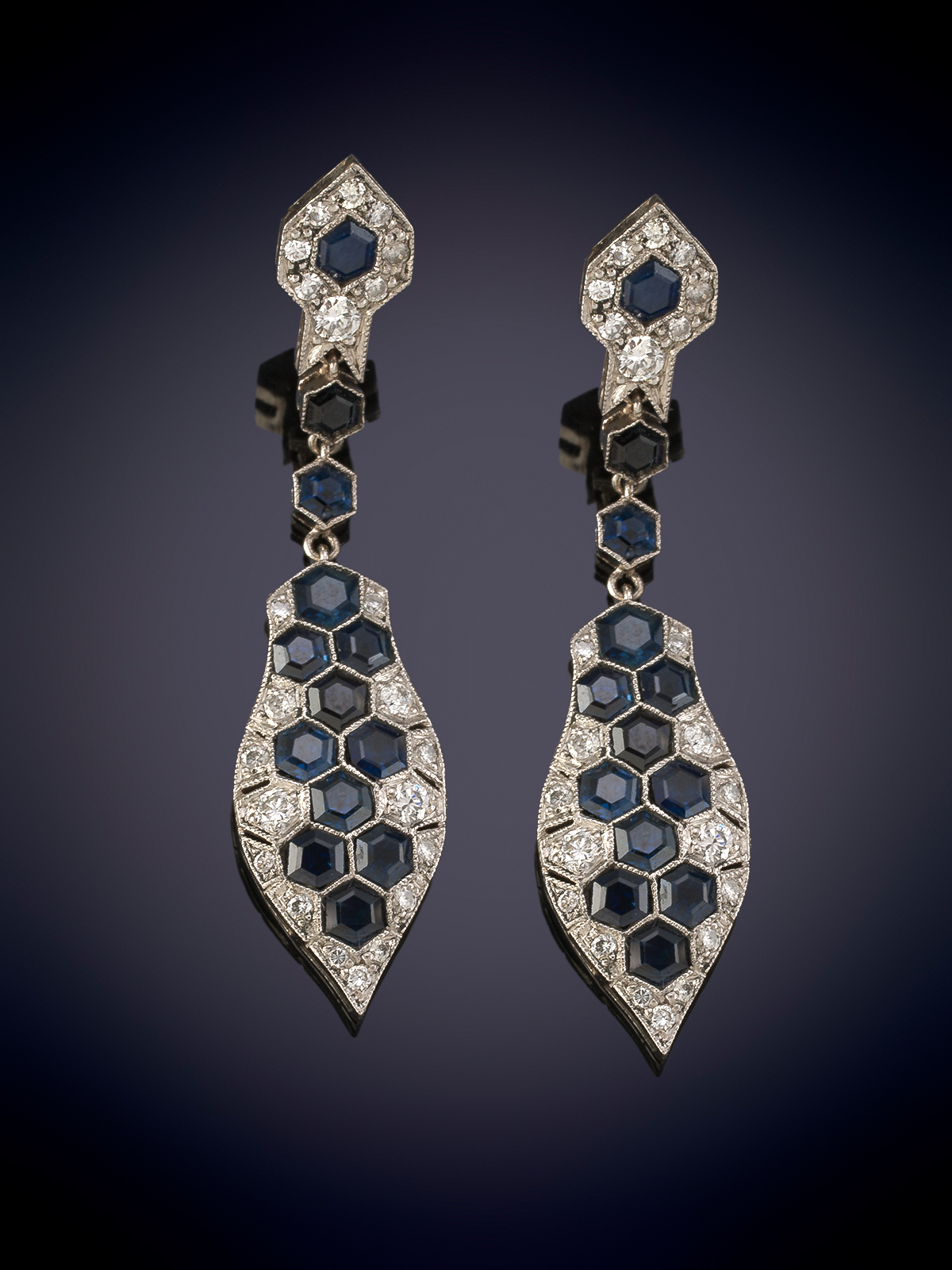 PENDIENTES LARGOS CON MOVIMIENTO Y FORMA LANCEOLADA DE DIAMANTES Y ZAFIROS. Montura en...