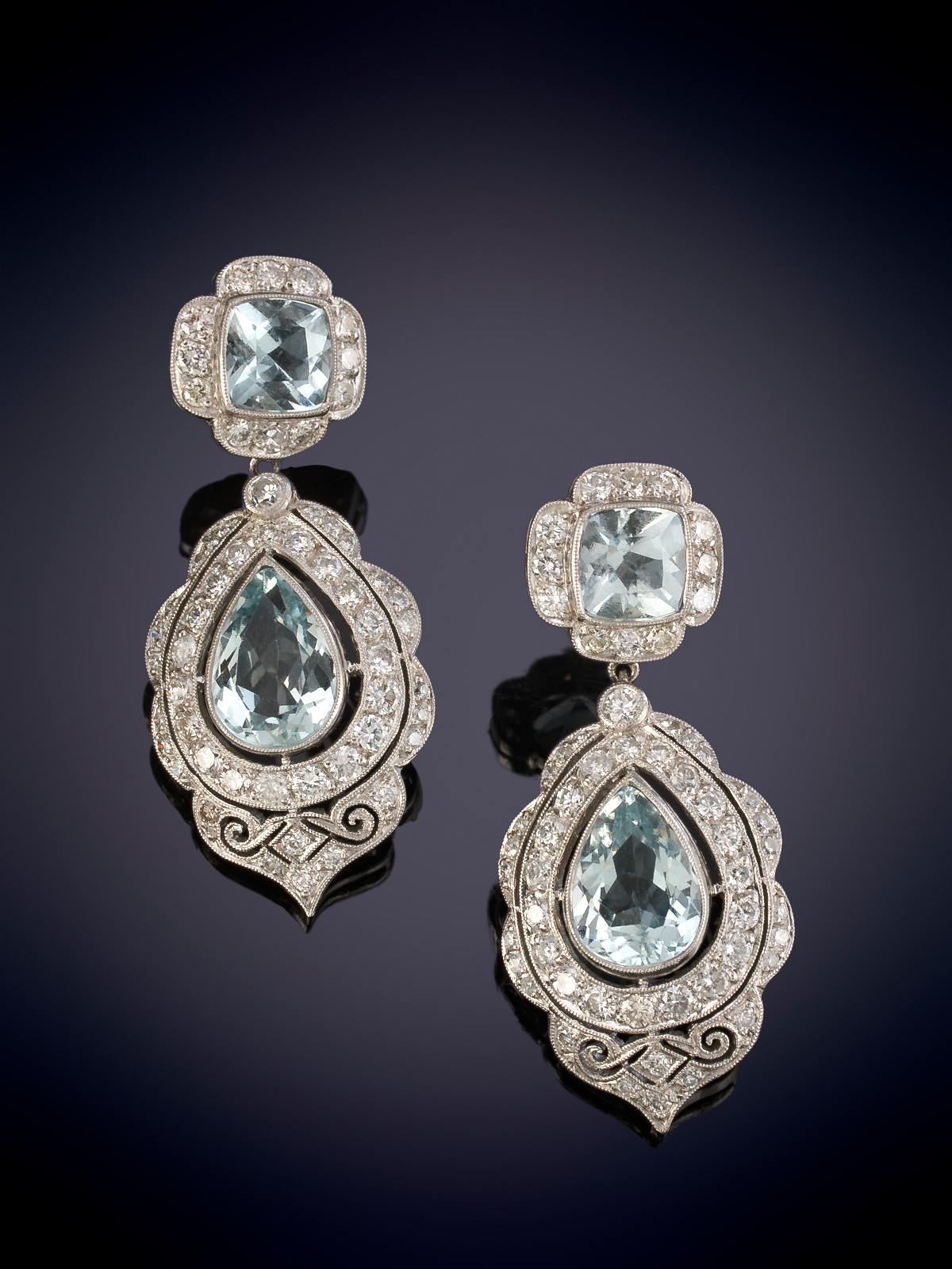 PENDIENTES LARGOS CON MOVIMIENTO DE DIAMANTES Y AGUAMARINAS EN TALLA CUSHION Y PERILLA.  Montura en...