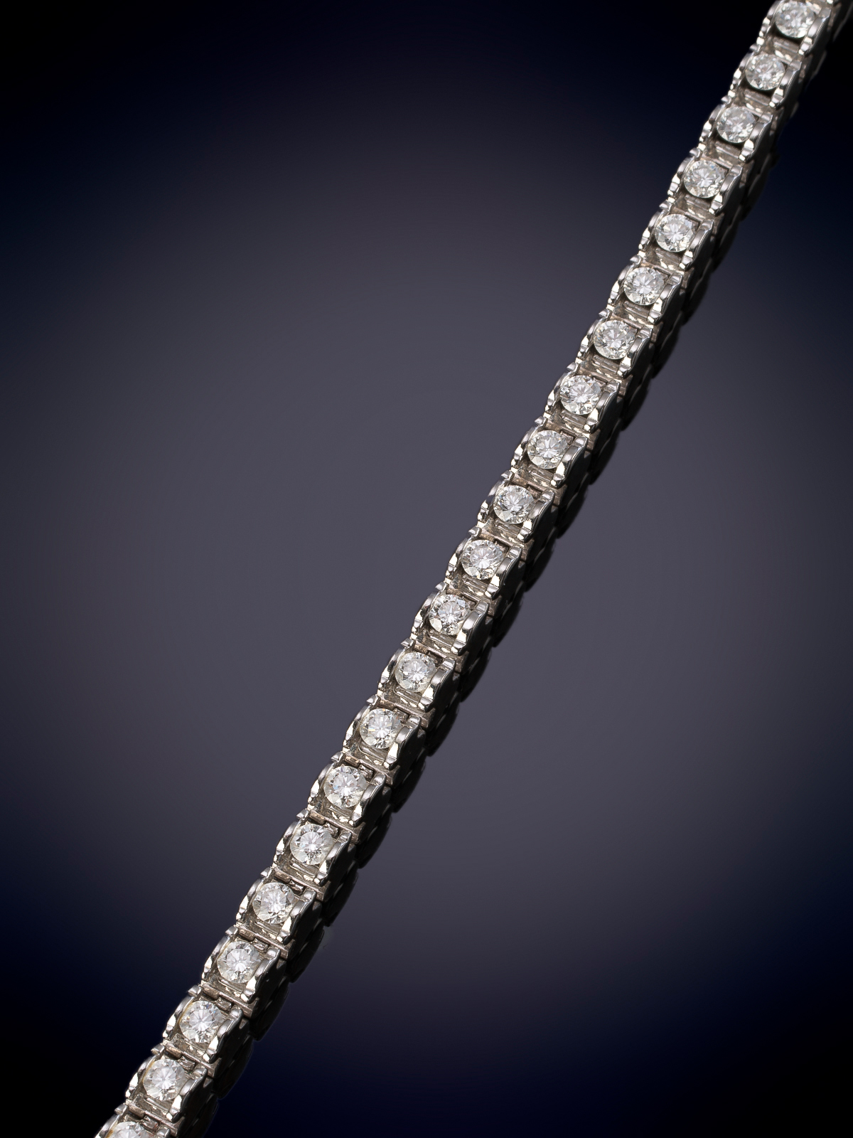 PULSERA RIVIERE DE BRILLANTES. Montura en oro blanco de 18 k. 
Peso brillantes 5ct aprox.
Calidad...