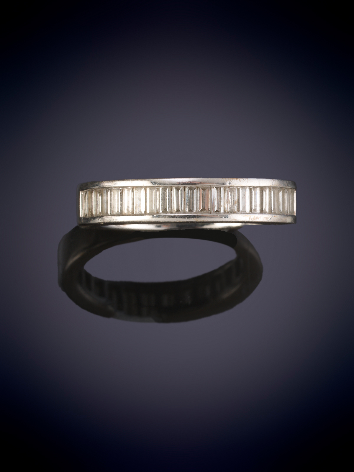 ANILLO BAGUETTES DE DIAMANTES AL AIRE DE ALTA CALIDAD. Montura en oro blanco de 18k.