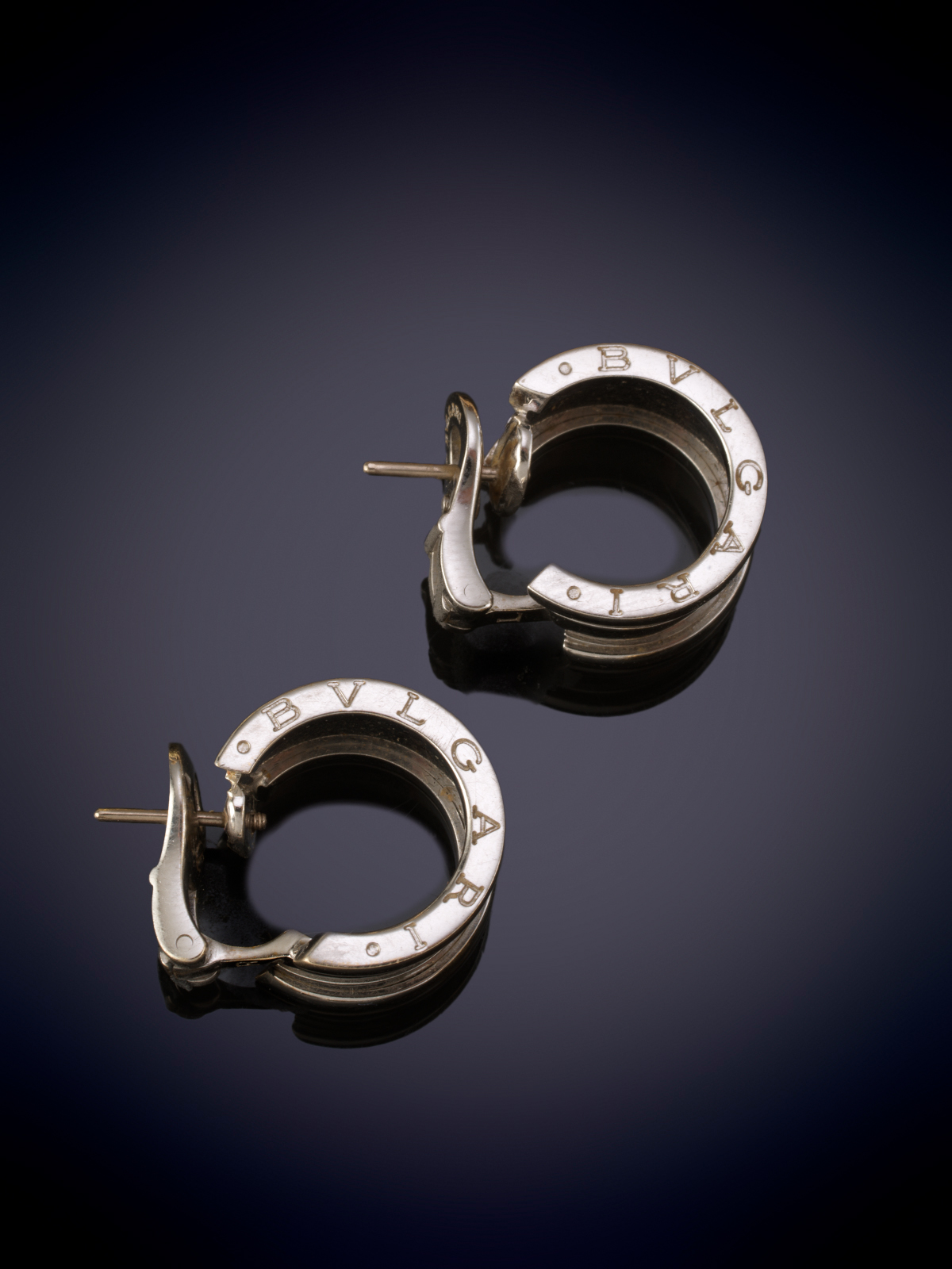 BVLGARI. CLÁSICOS PENDIENTES DE ARO CON INICALES GRABADAS DE LA MARCA. 
Montura en oro blanco de...