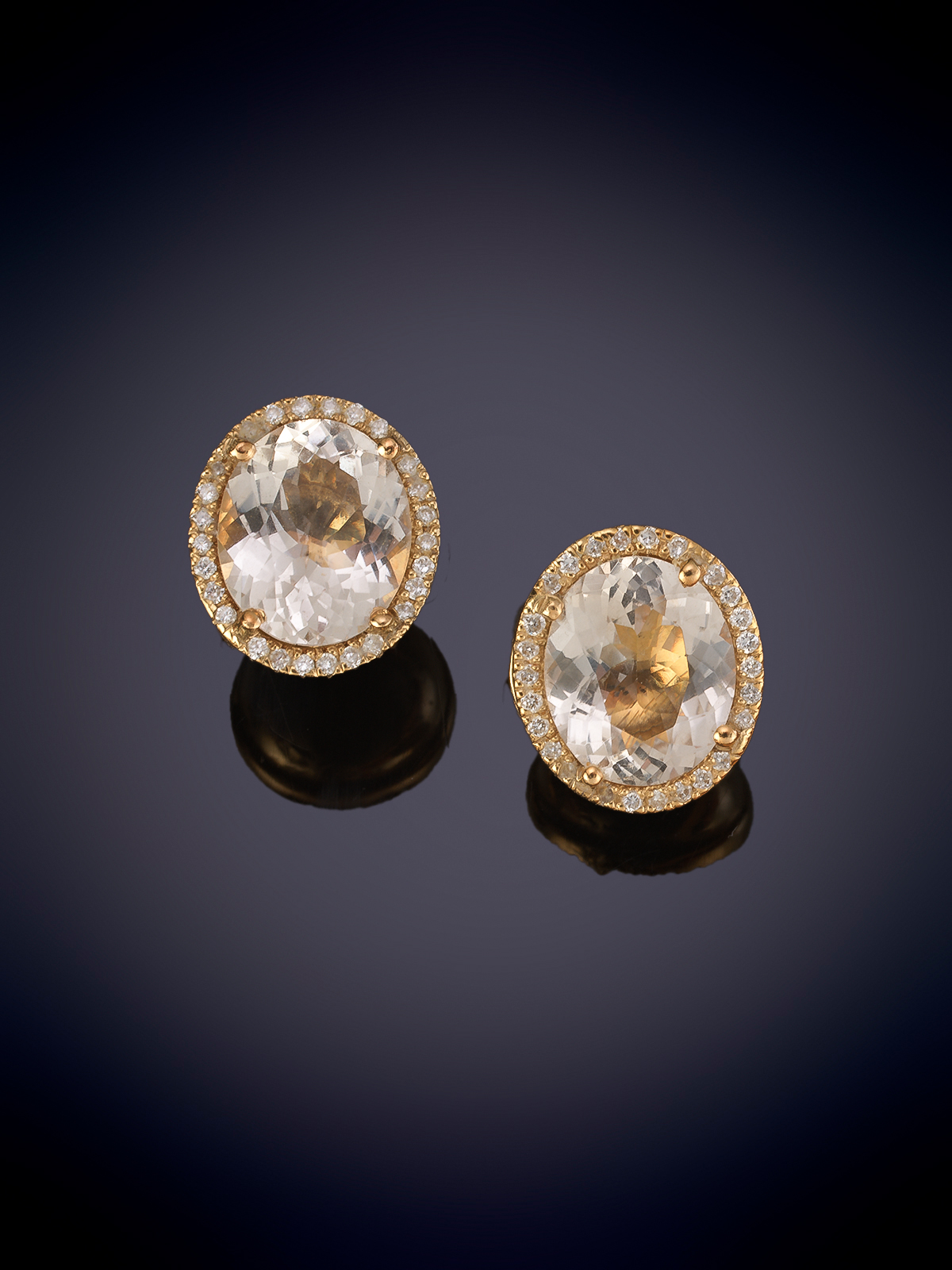 BELLOS PENDIENTES CON AGUAMARINAS ORLADAS DE BRILLANTES. Montura en oro amarillo de 18k.