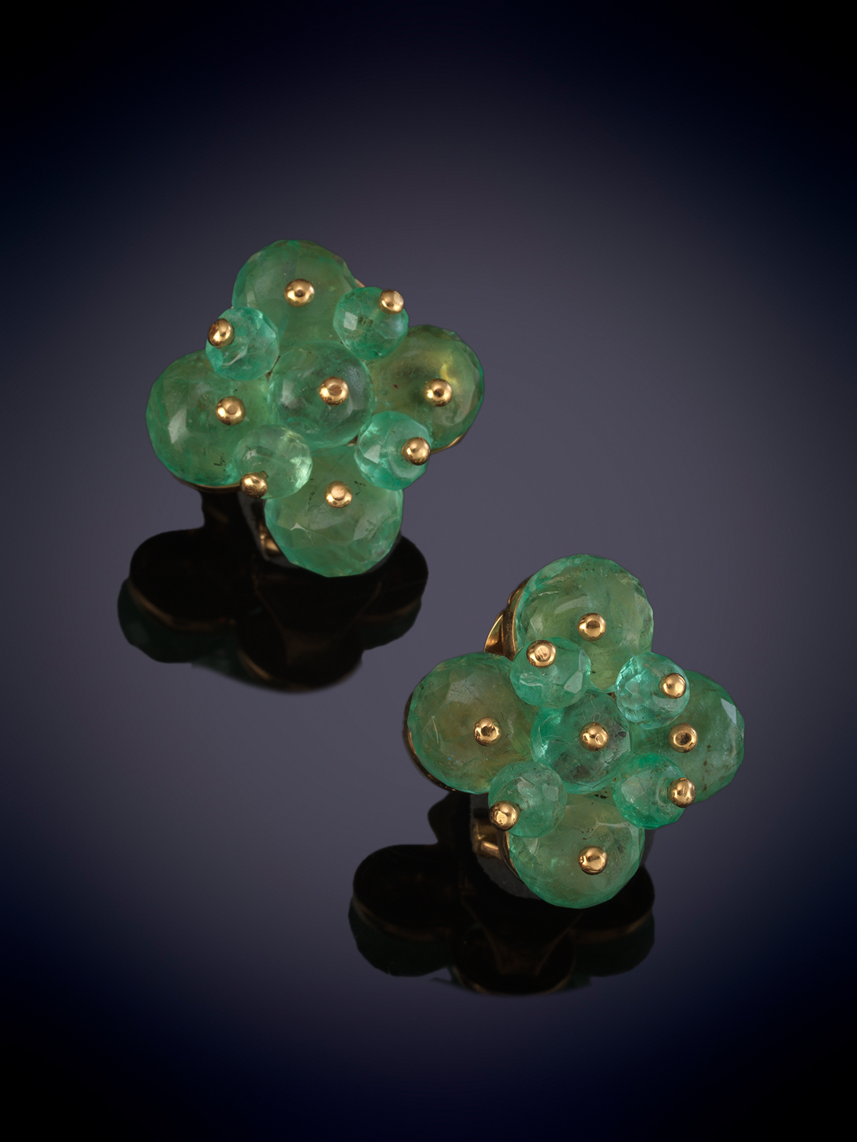 PENDIENTES CON CABUJÓNES DE BERILO VERDE ENGASTADOS AL AIRE, HOMOGÉNEO COLOR. Montura en oro...