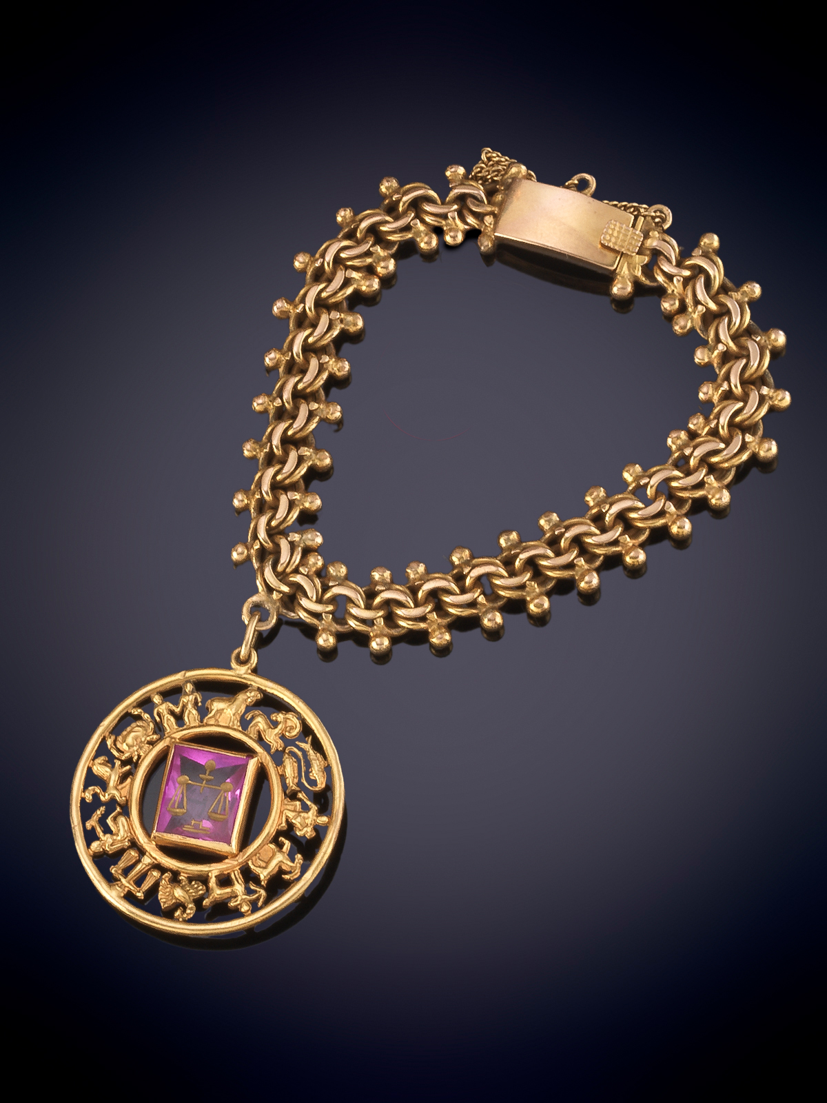PULSERA DE ESLABÓN BARBADO CON DIJE COLGANTE DE MEDALLÓN DE SIGNOS DEL ZODIACO CON ESPINELA CENTRAL...