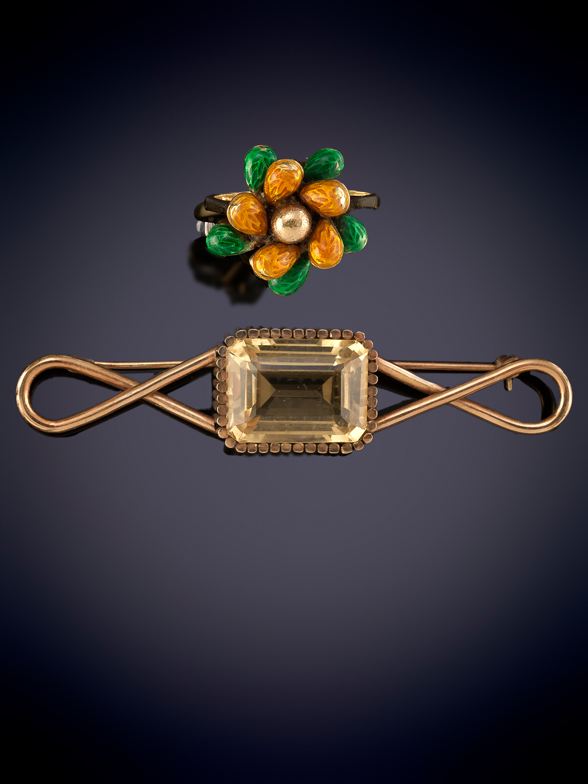 LOTE DE BROCHE-BARRA CUARZO AMARILLO CENTRAL Y SORTIJA DECORADA CON ESMALTE AZUL Y VERDE A MODO DE...