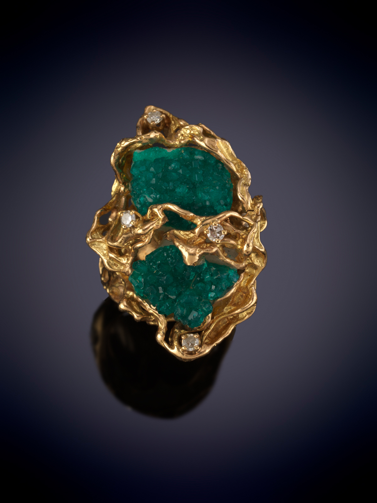 RAMON DURÁN. SORTIJA DE EXCLUSIVO DISEÑO CON UNA DIOPTASA EN BRUTO DE INTENSO COLOR VERDE SALPICADA...