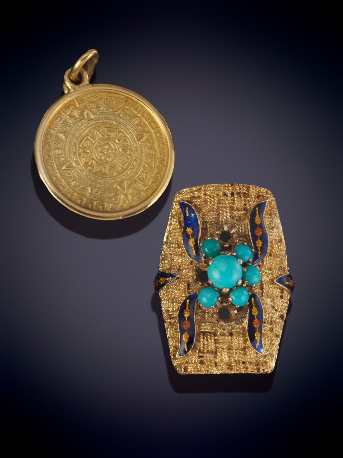 LOTE FORMADO POR MEDALLA AZTECA GRABADA DE ORO AMARILLO DE 18K Y SORTIJA  TIPO LANZADERAaños 70 CON...