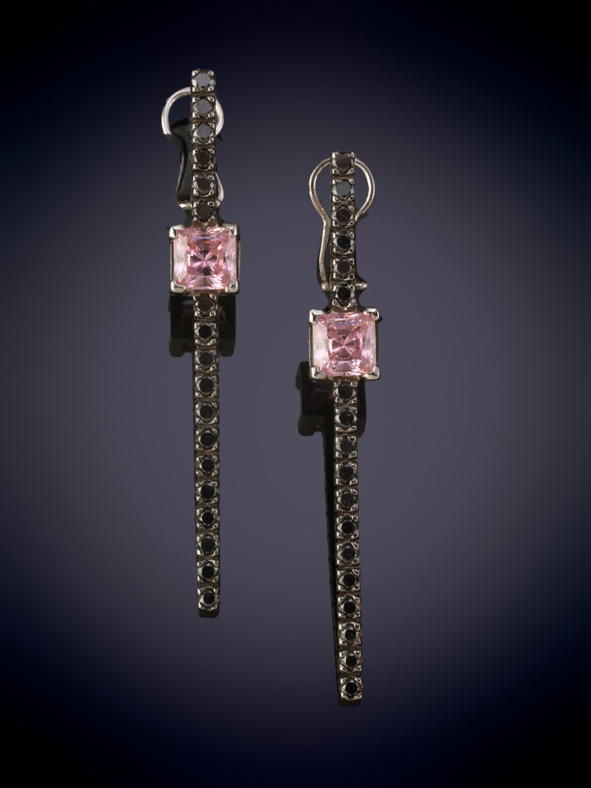 PENDIENTES LARGOS RIGIDOS CON BRILLANTES NEGROS Y ZAFIRO.