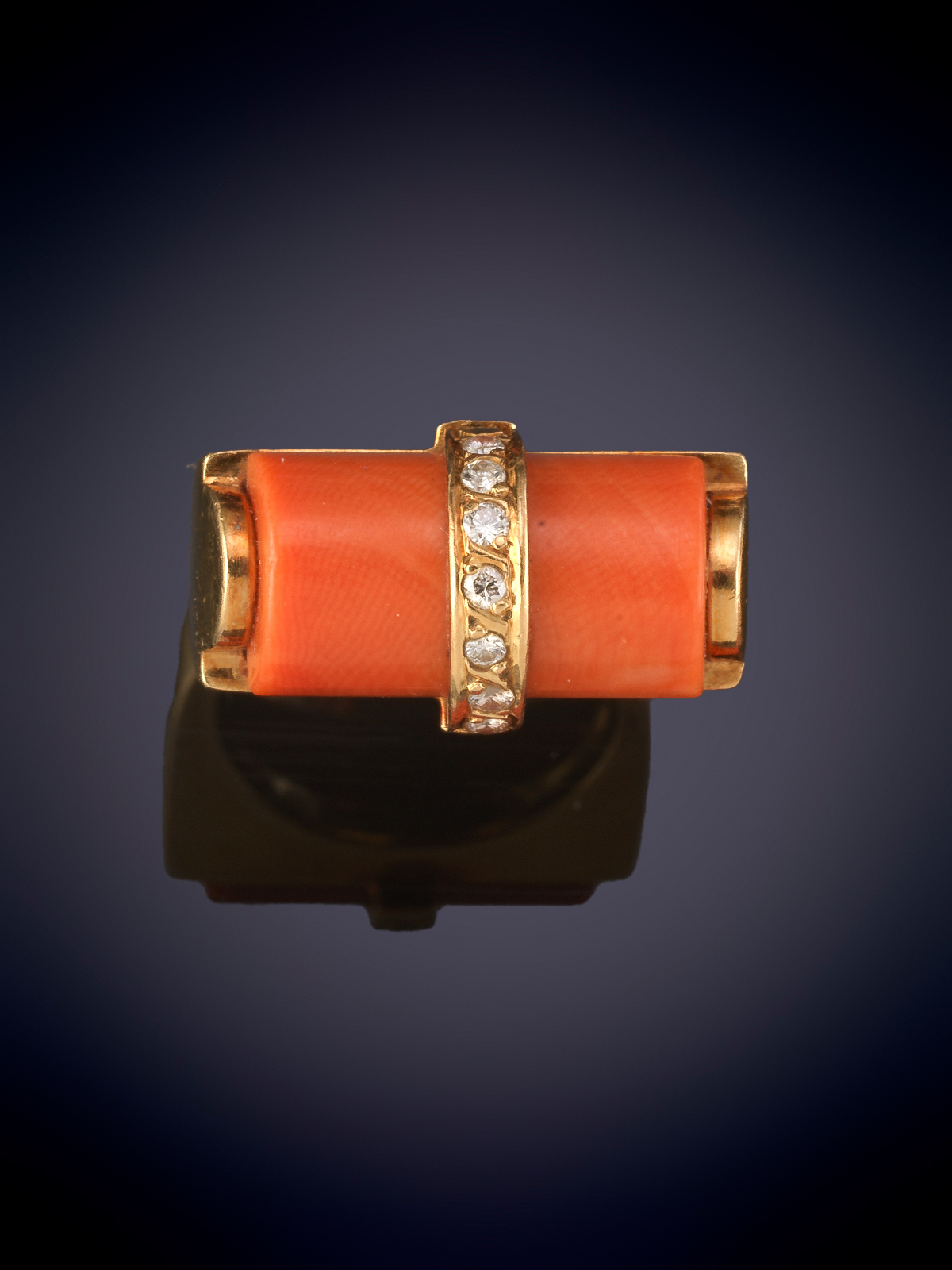 SORTIJA CON CORAL EN FORMA DE BARRIL. Montura en oro amarillo de 18k.