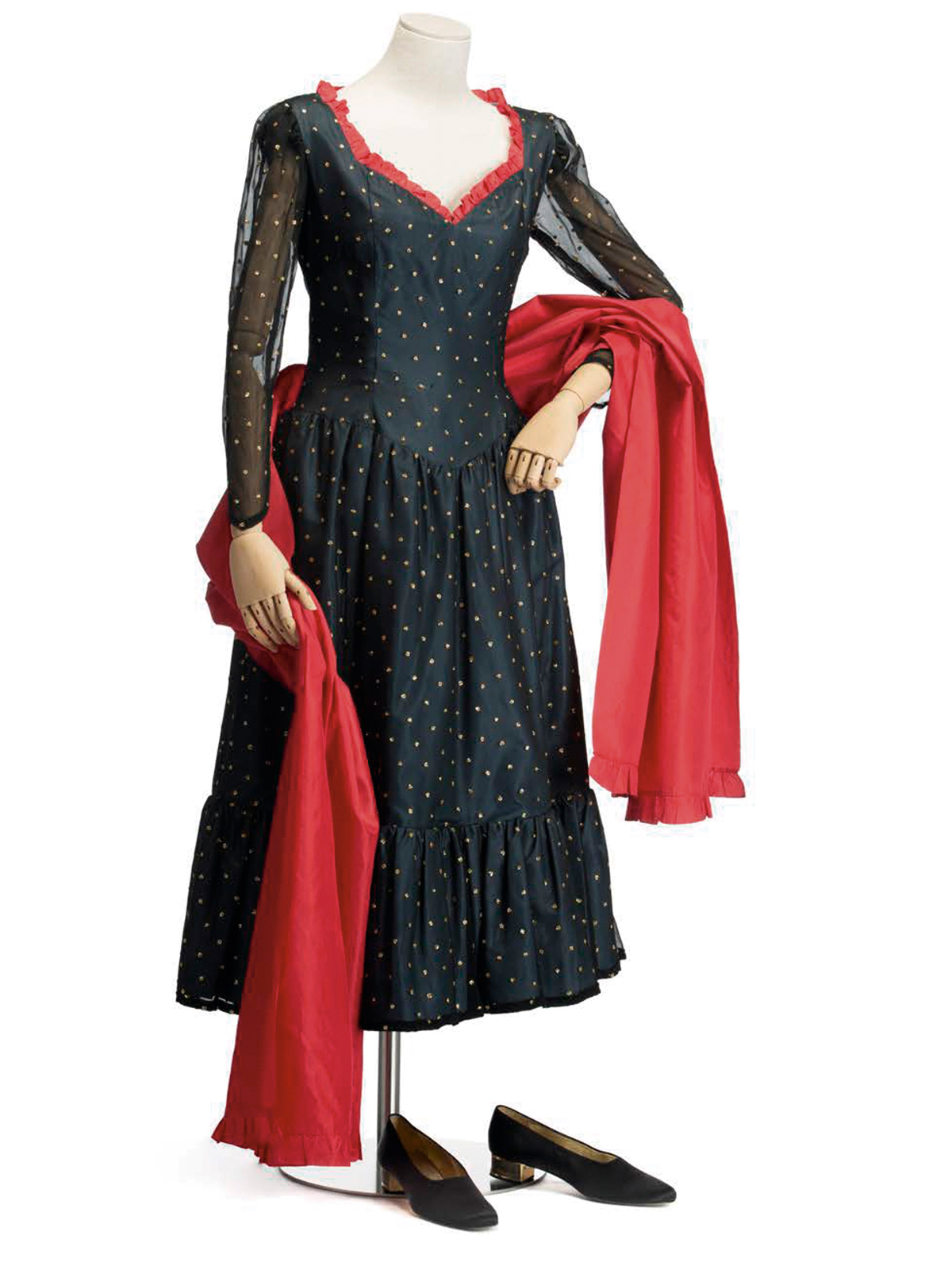 INÉS HIGUERA
Vestido de corte goyesco creado para Teresa Berganza hacia 1970. La mezzosoprano lo...
