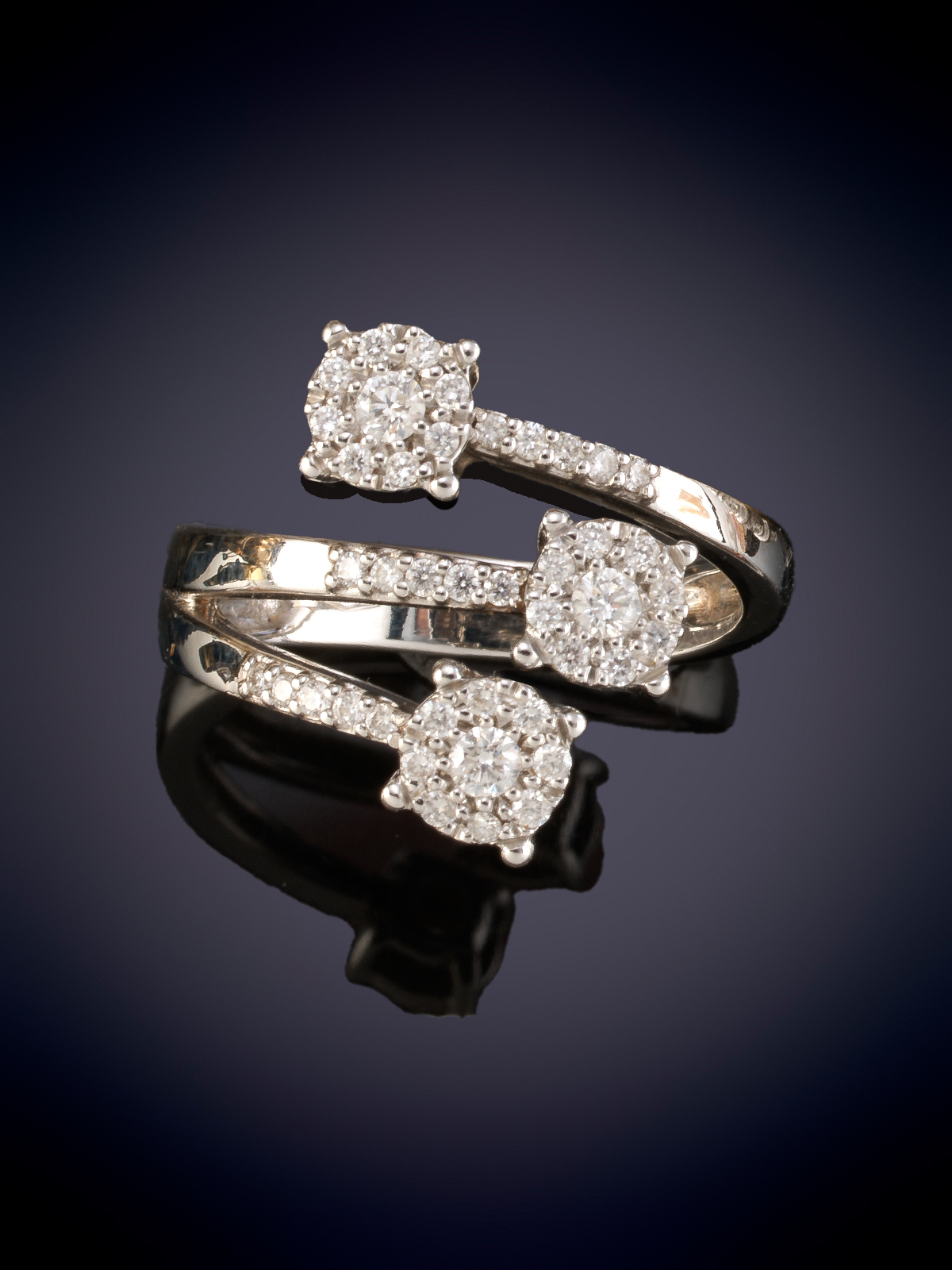SORTIJA DE BRILLANTES CON TRES CENTROS EN HILERAS.CALIDAD EXTRA.  Montura en oro blanco de 18k.