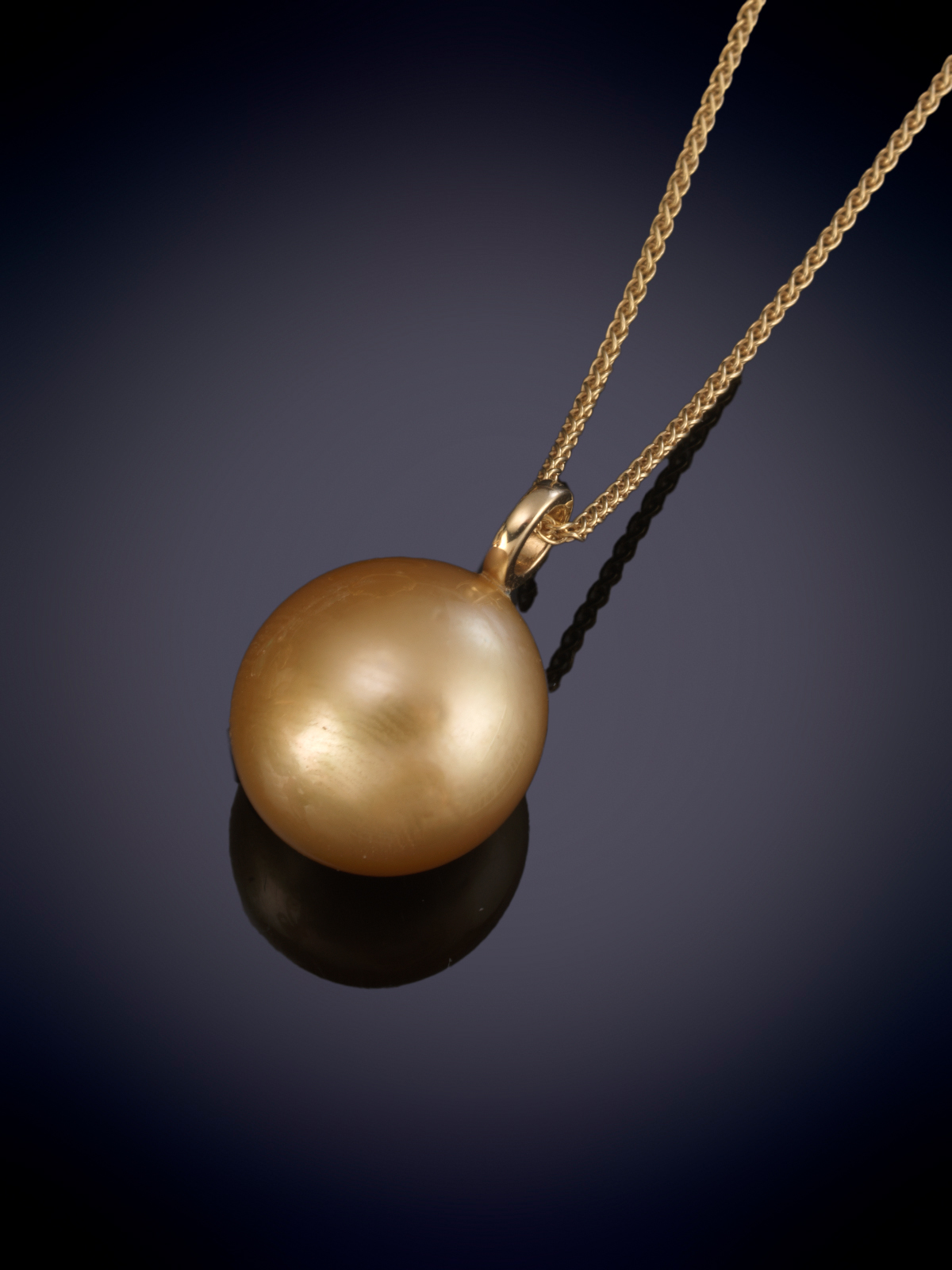 COLLAR CON PERLA GOLDEN  MAR DEL SUR  11 x 12 mm DE EXQUISITO ORIENTE DORADO. CON  FINA CADENA DE...