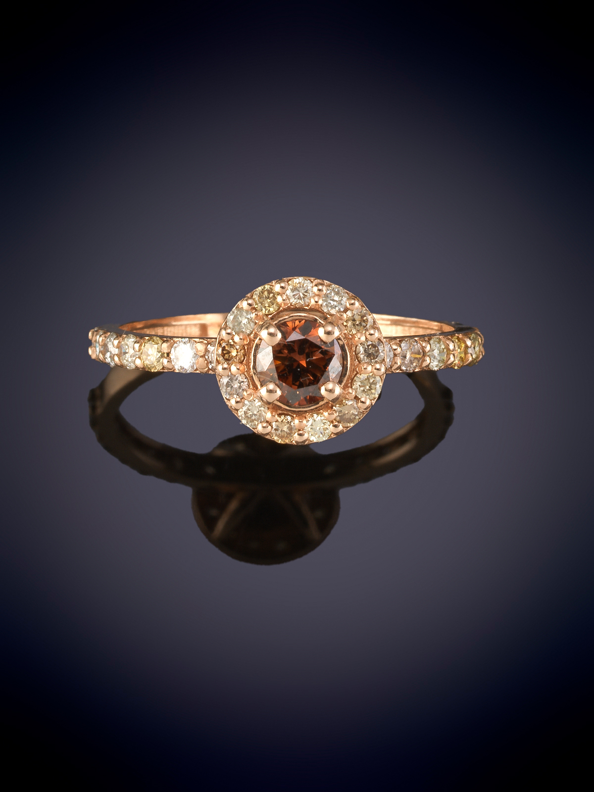 ANILLO CON UN DIAMANTE BROWN RODEADO DE BRILLANTES CALIDAD EXTRA. Montura en oro rosa de 18k