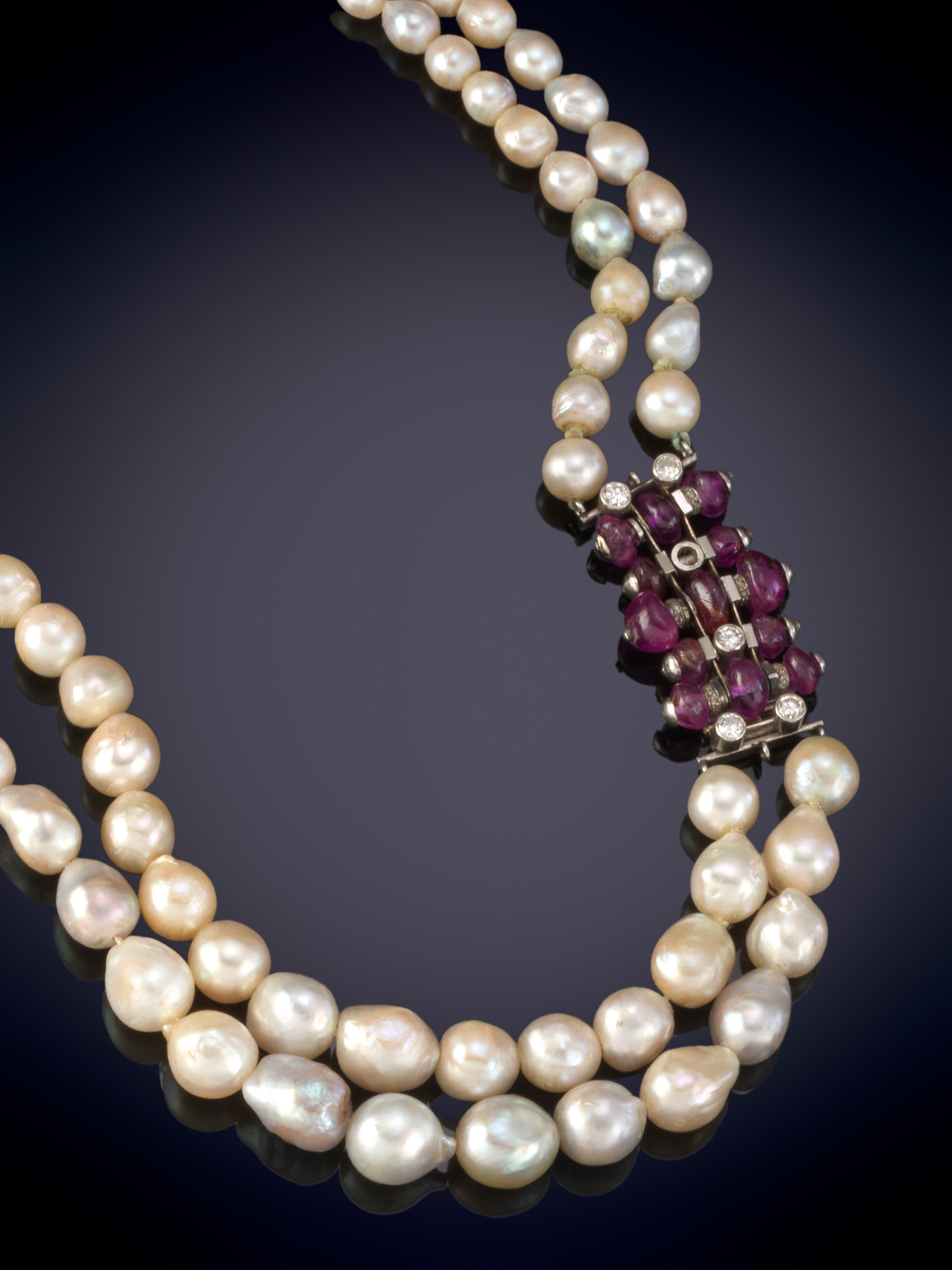 COLLAR DE DOS HILOS DE PERLAS ANTIGUO EN LIGERO DEGRADÉ CON BROCHE LATERAL DE CABUJONES DE RUBÍES Y...