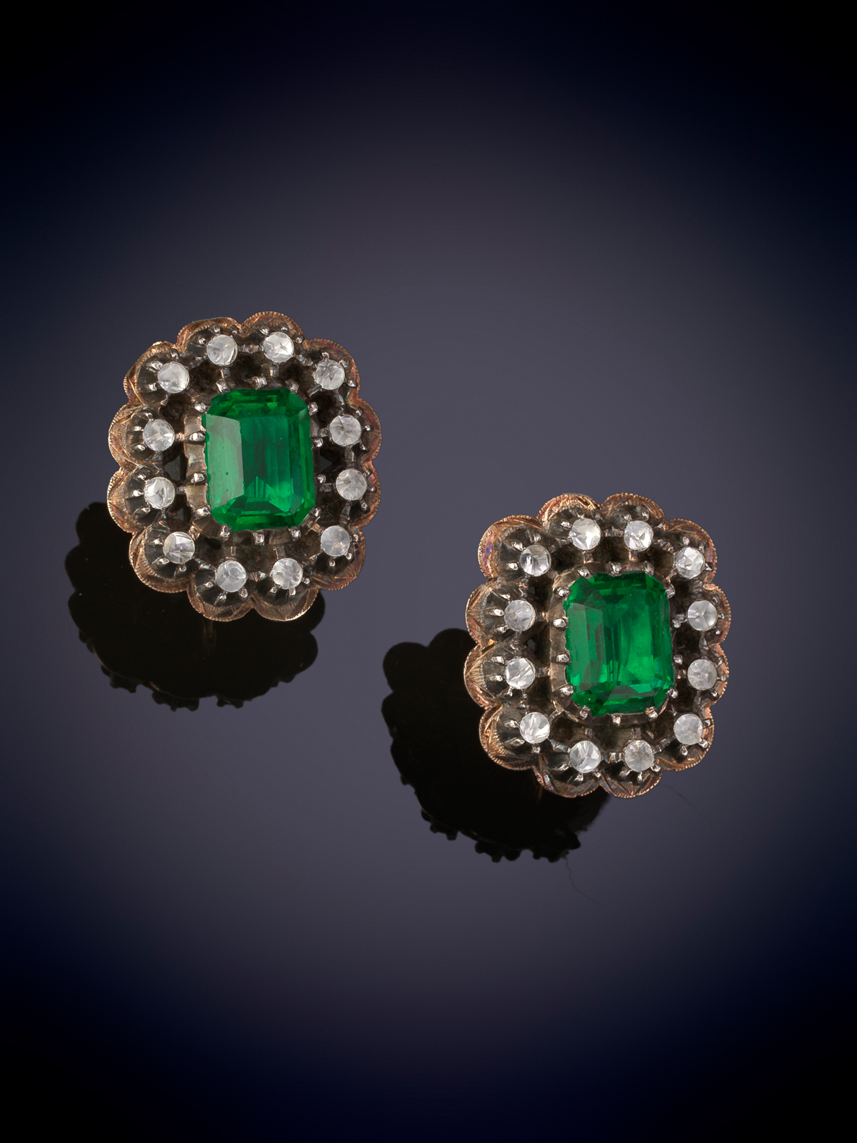 PENDIENTES ANTIGUOS ROSETA CON SÍMIL DE ESMERALDA ORLADA DE PIEDRAS INCOLORAS Montura en oro...