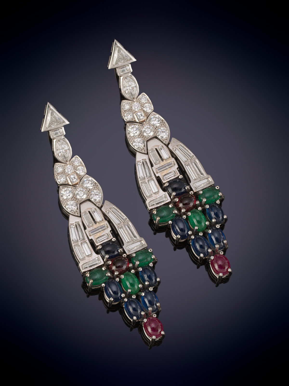 EXQUISITOS PENDIENTES LARGOS ESTILO ART DECÓ Y TUTTI-FRUTTI. DISEÑO PIRAMIDAL CUAJADO DE DIAMANTES...