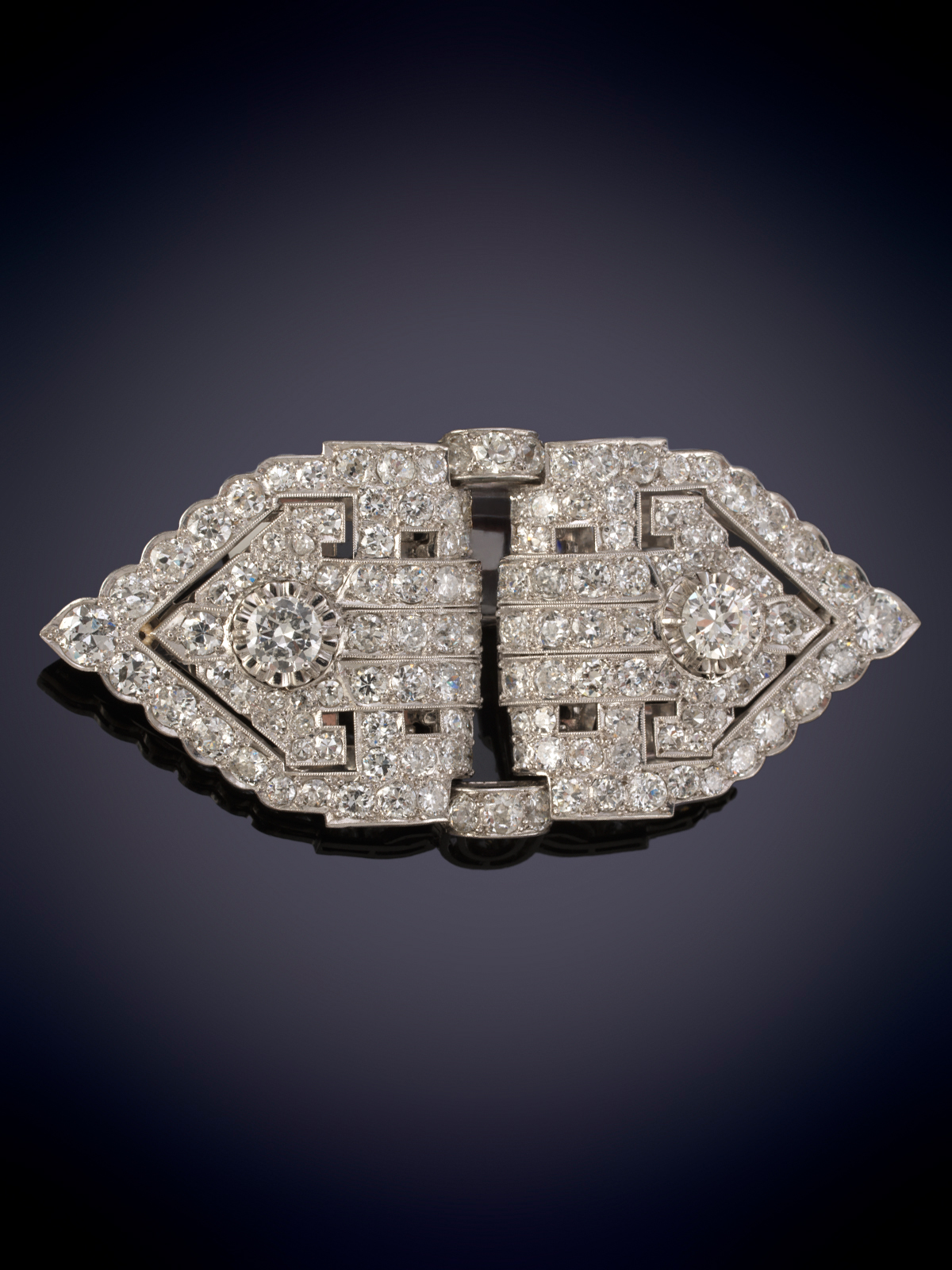 ELEGANTE BROCHE ART DECÓ DOBLE CLIP DE BRILLANTES C.1930. Clásico diseño geométrico de dos...