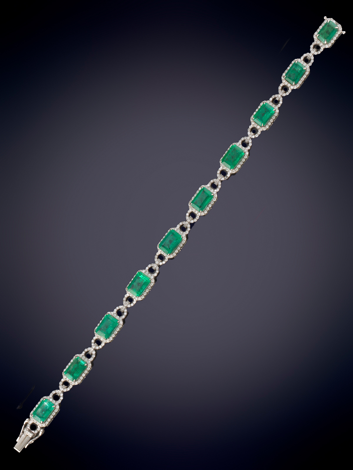 ELEGANTE PULSERA DE BRILLANTES Y ESMERALDASDE BELLO COLORUNIDAS POR ESLABONES DE PAVÉ DE DIAMANTES....
