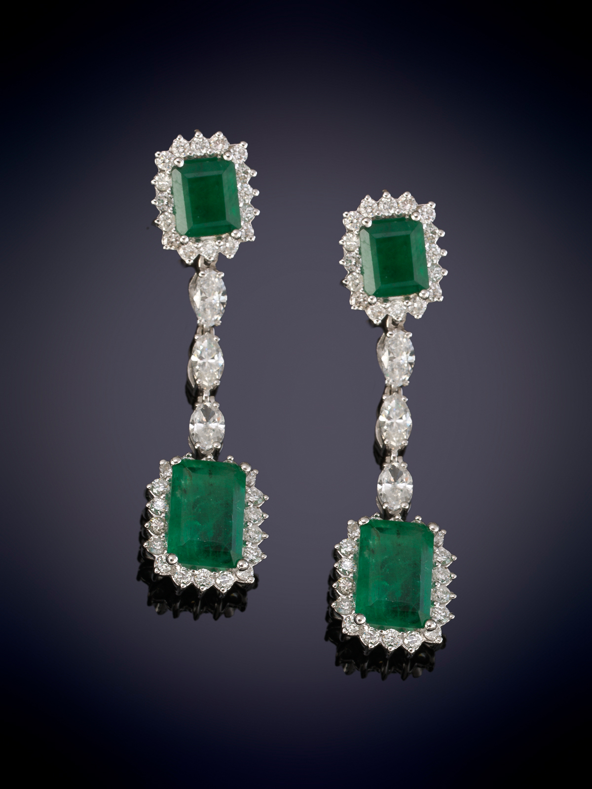 BELLOS PENDIENTES LARGOS CON MOVIMIENTO FORMADOS POR DOS ESMERALDAS ORLADAS DE BRILLANTES UNIDAS...
