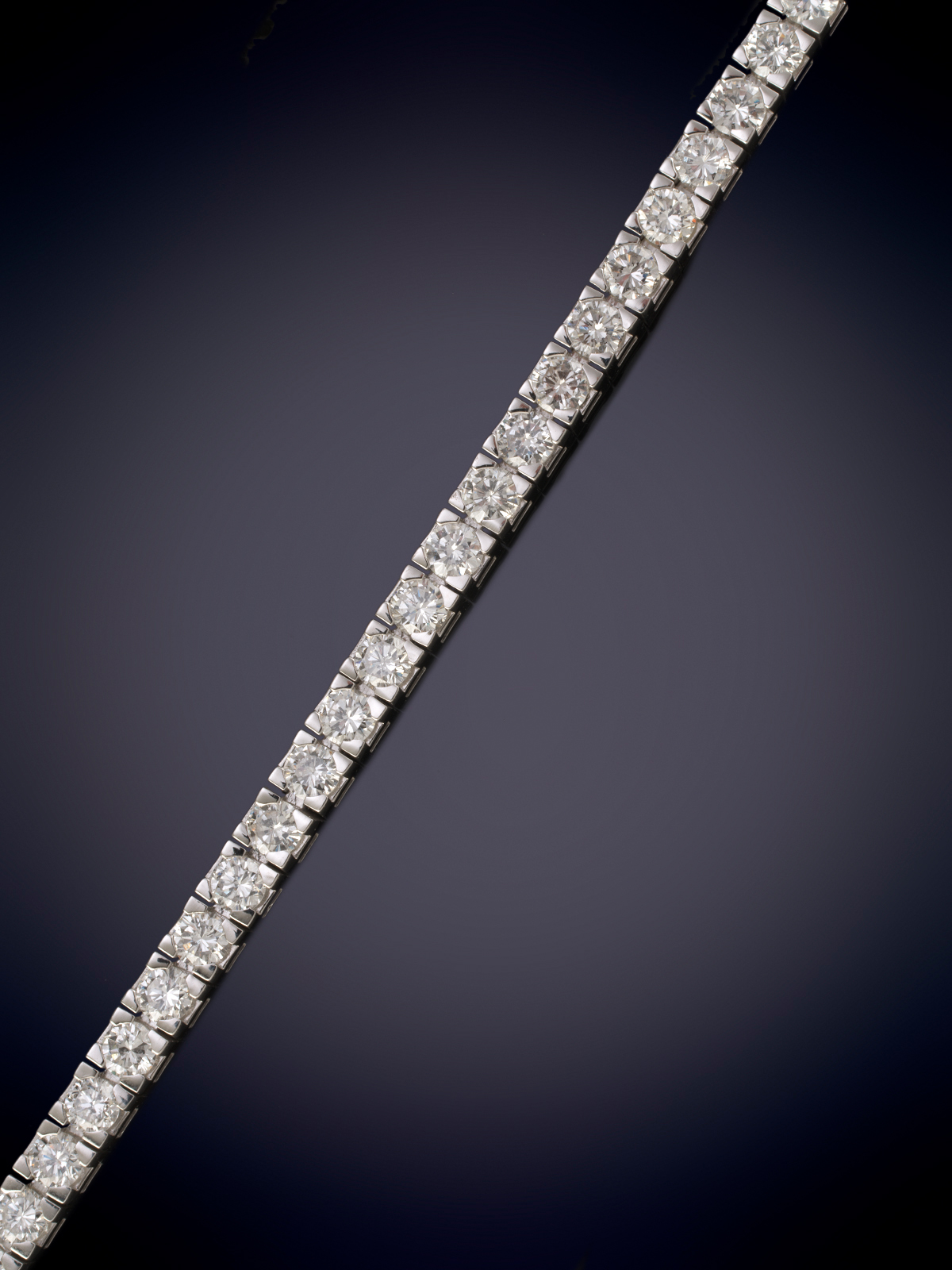 PULSERA RIVIERE DE BRILLANTES DE ALTA CALIDAD. Montura en garras de oro blanco de 18k.
Peso...