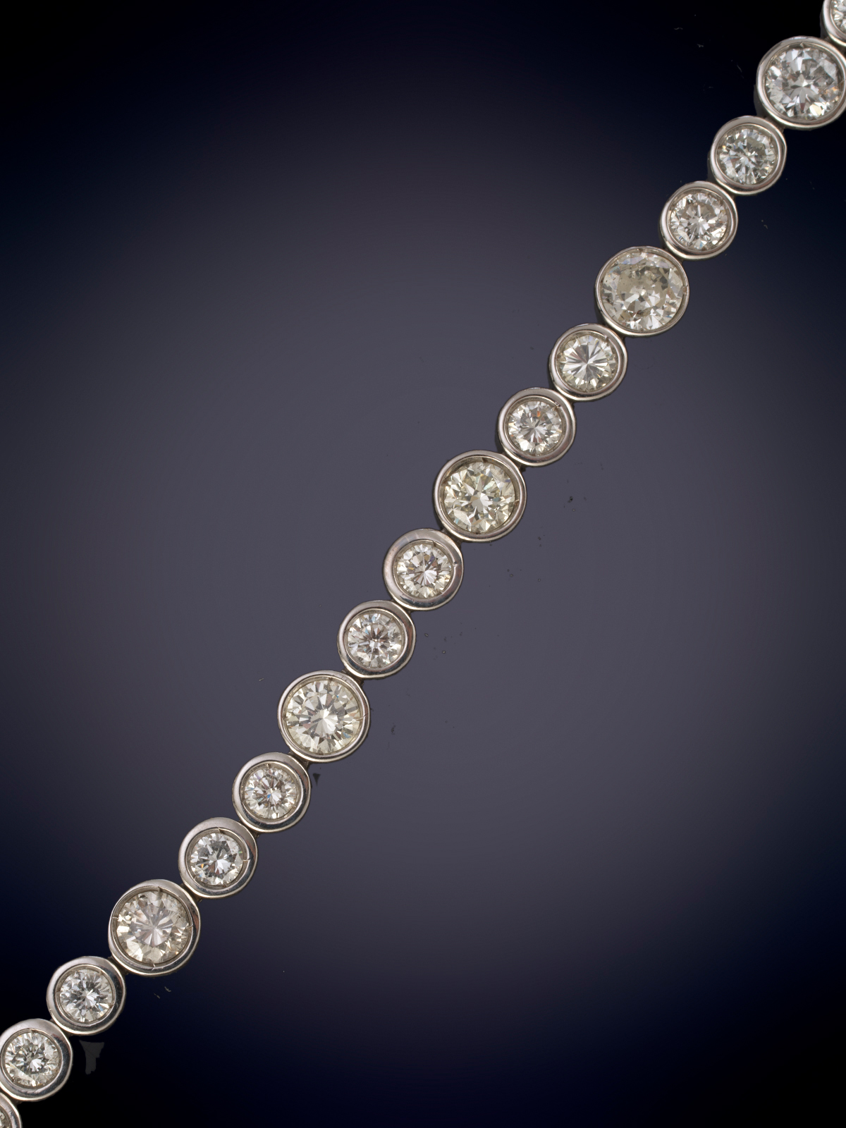 PULSERA RIVIERE DE BRILLANTES. Montura en chatones de oro blanco de 18k.
Peso brillantes 7ct aprox.