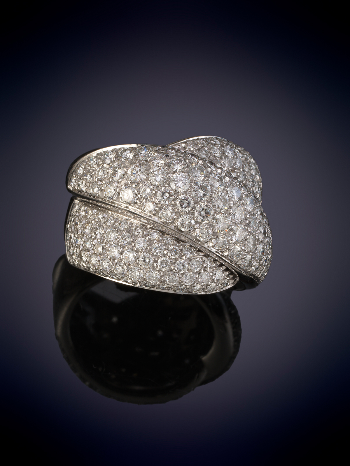 DAMIANI. ESPECTACULAR SORTIJA CRUZADA DE LA CASA ITALIANA ¨DAMIANI¨CON PAVÉ DE BRILLANTES.Montura...