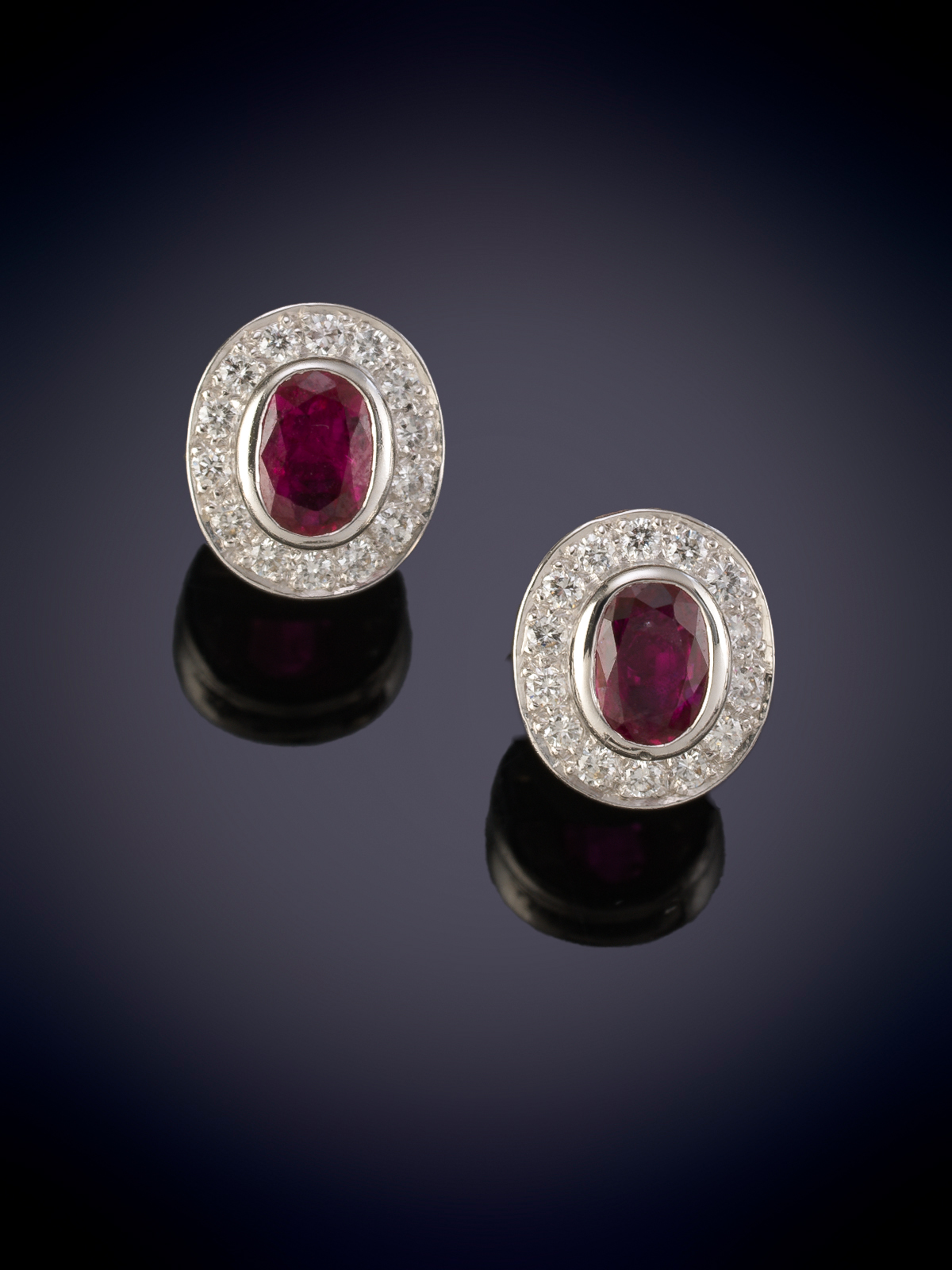 PENDIENTES CON ROSETÓN DE RUBÍ Y BRILLANTES. Montura en oro blanco de 18k. 
Peso brillantes 0.35ct...