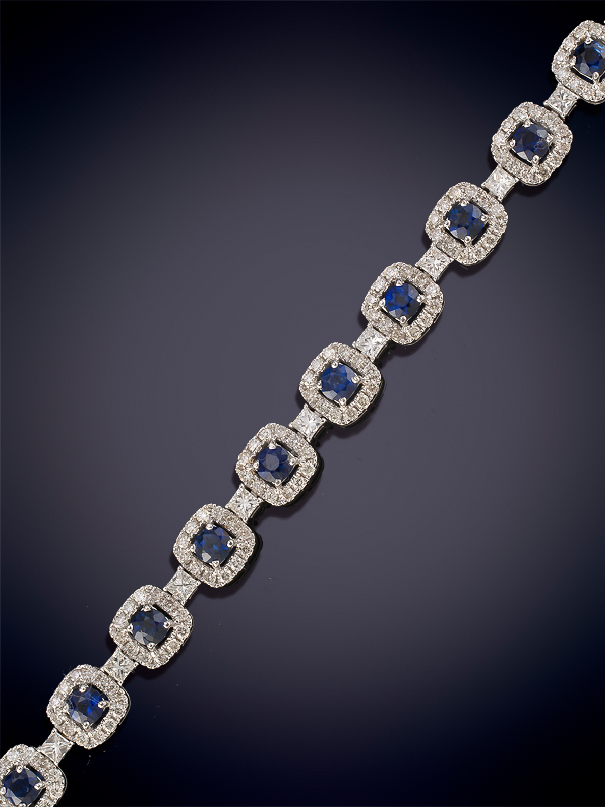 ELEGANTE PULSERA FORMADA POR MOTIVOS CUADRANGULARES DE ZAFIRO ORLADOS DE BRILLANTES. Montura en oro...