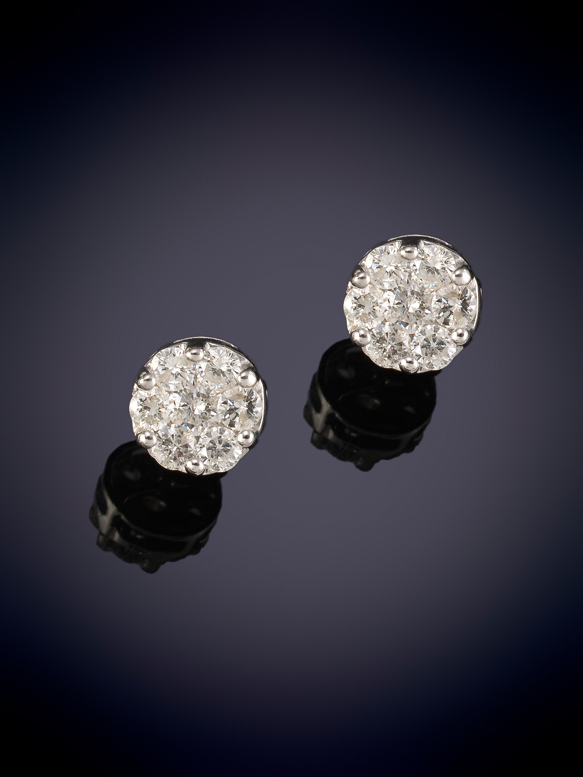 PENDIENTES TIPO SOLITARIO CON ROSETÓN DE BRILLANTES. Montura en oro blanco de 18k.
Peso brillantes...