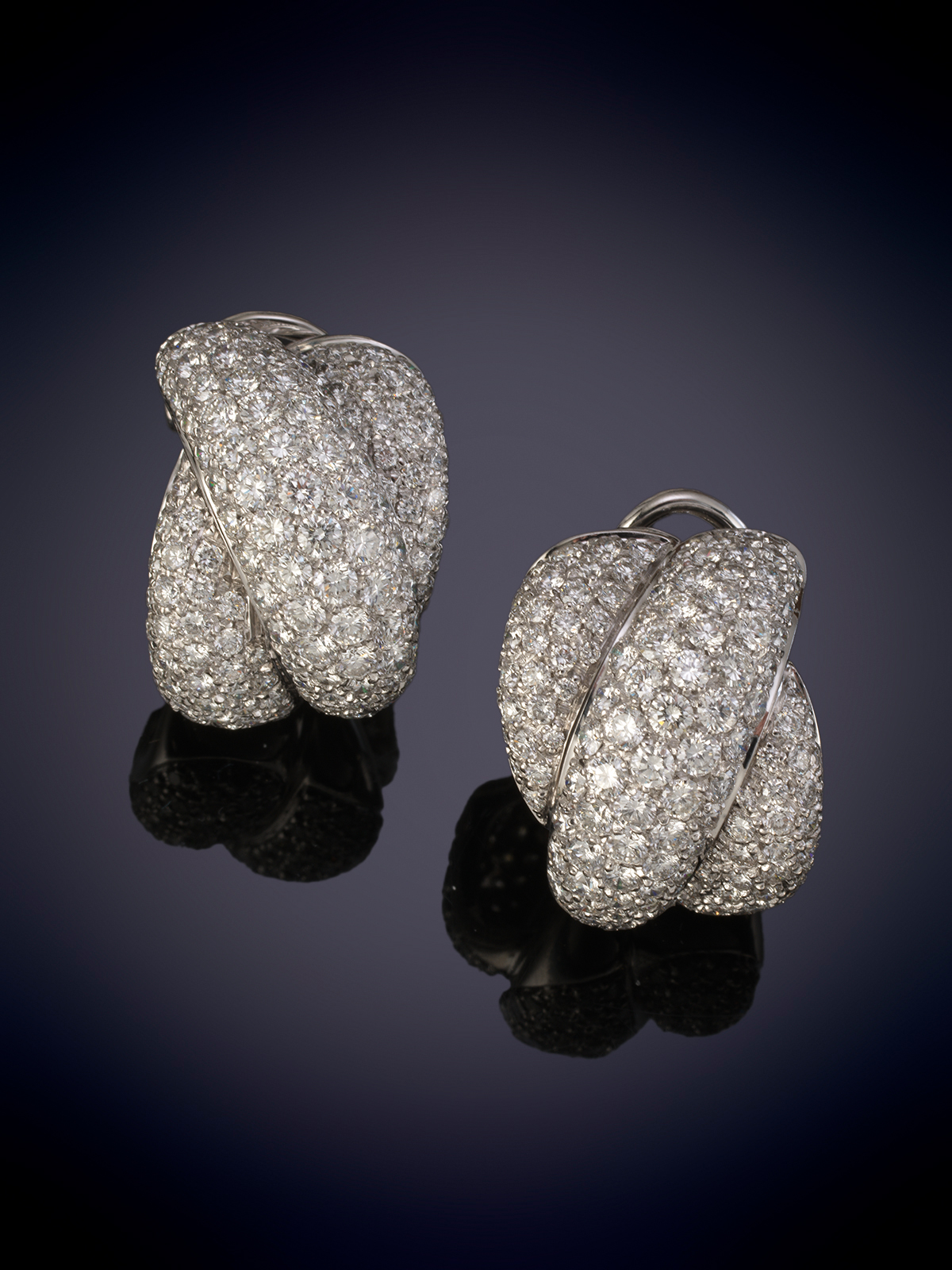 BELLOS PENDIENTES CON DISEÑO CRUZADO DE PAVÉ DE BRILLANTES. Montura en oro blanco de 18k.
Peso...