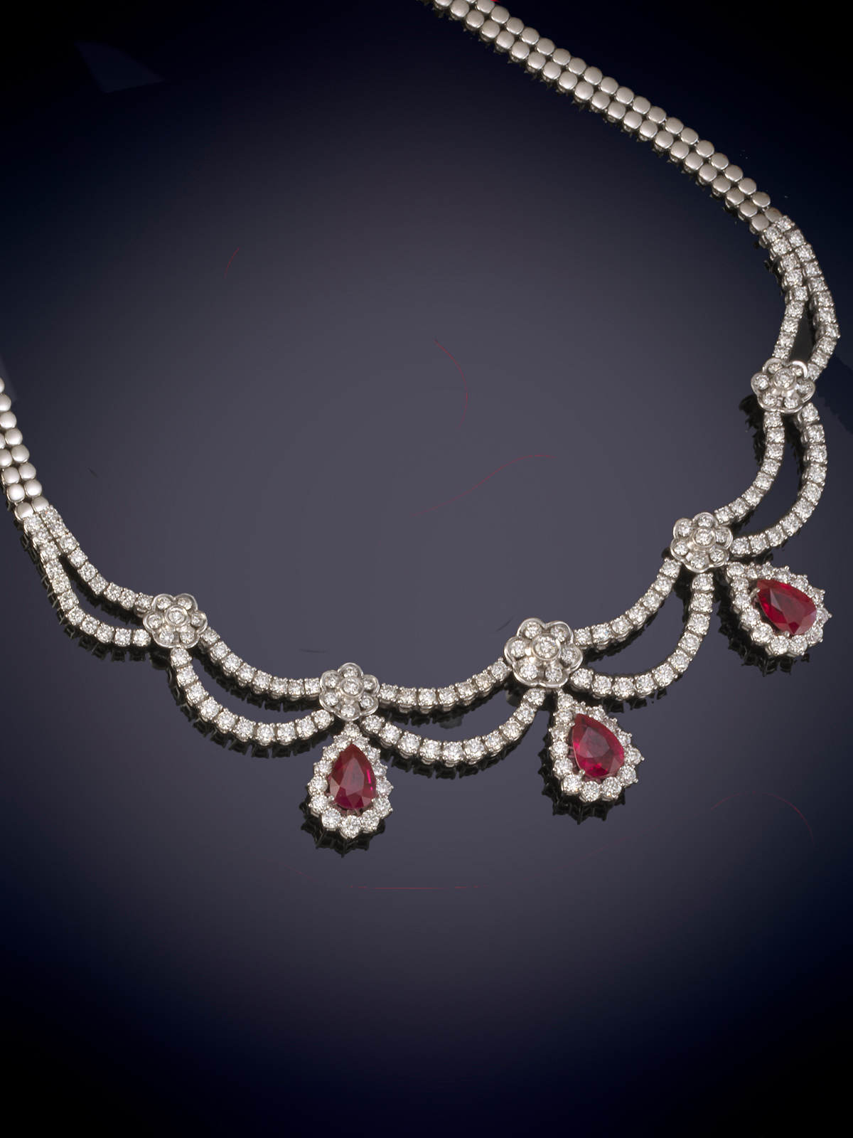 ESPECTACULAR GARGANTILLA DE BRILLANTES Y RUBIES NATURALES DE BELLO COLOR FORMADA POR TRES ORLAS DE...