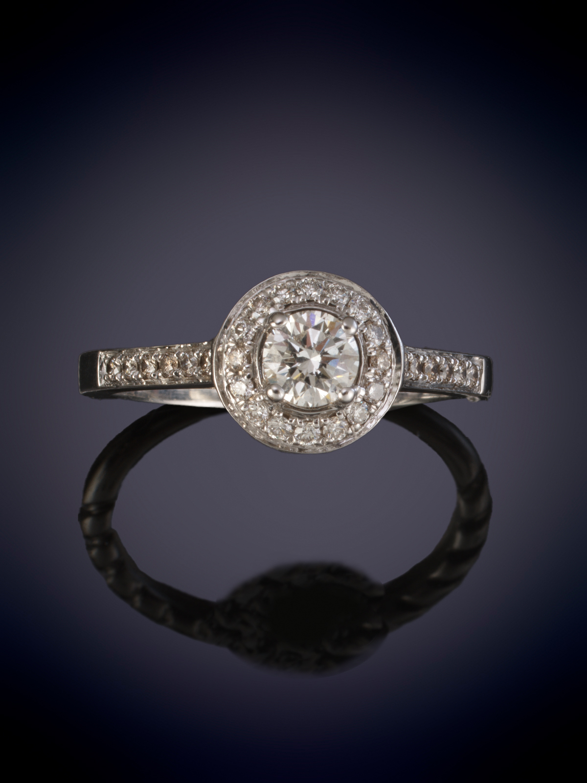 SORTIJA ESTILO ROSETÓN CON UN BRILLANTE CENTRAL. Montura en oro blanco de 18k. 
Peso brillantes...