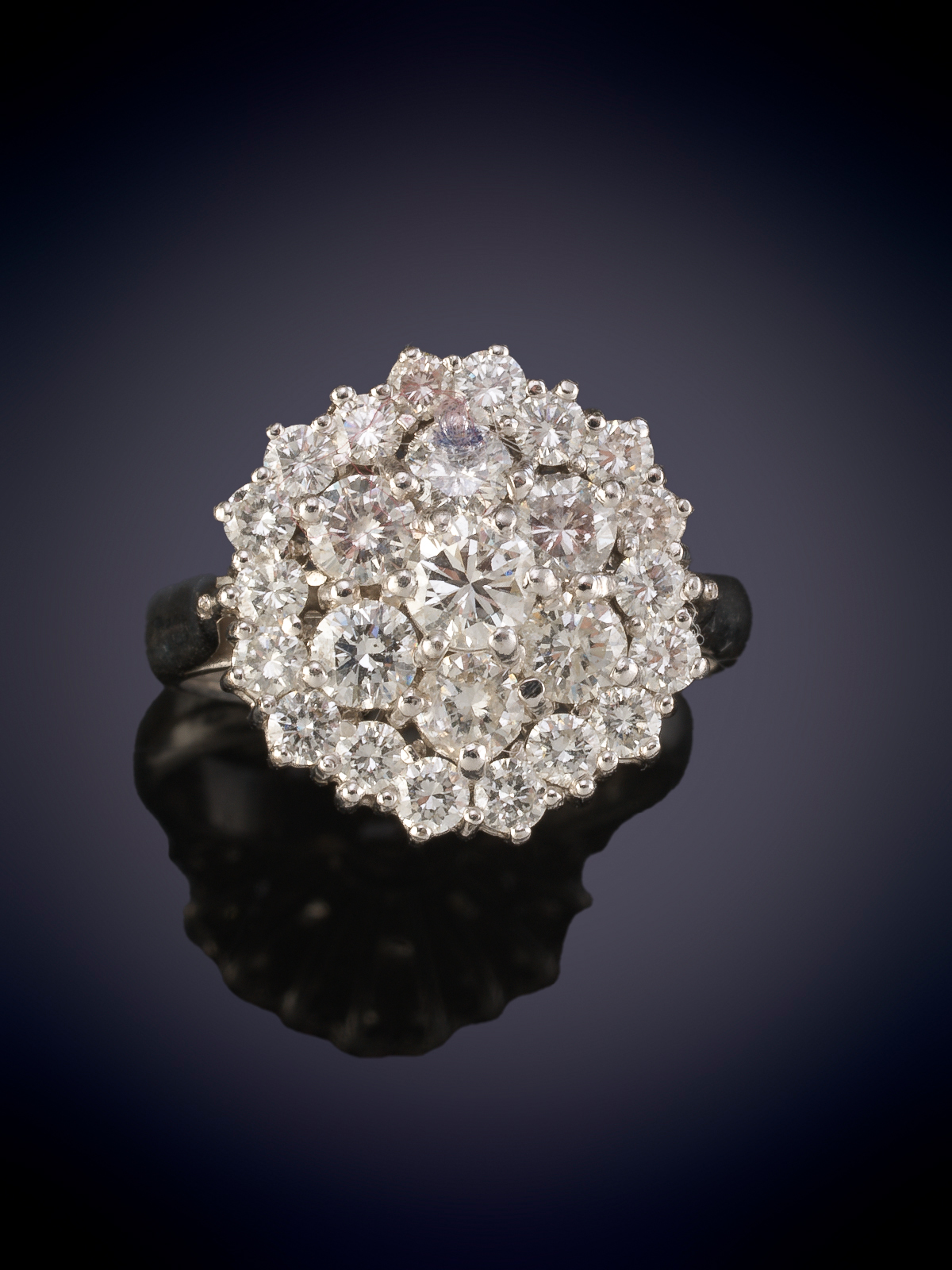 SORTIJA CON ROSETÓN ORLADO DE BRILLANTES. Montura en oro blanco de 18k.
Peso brillantes 1.25ct...
