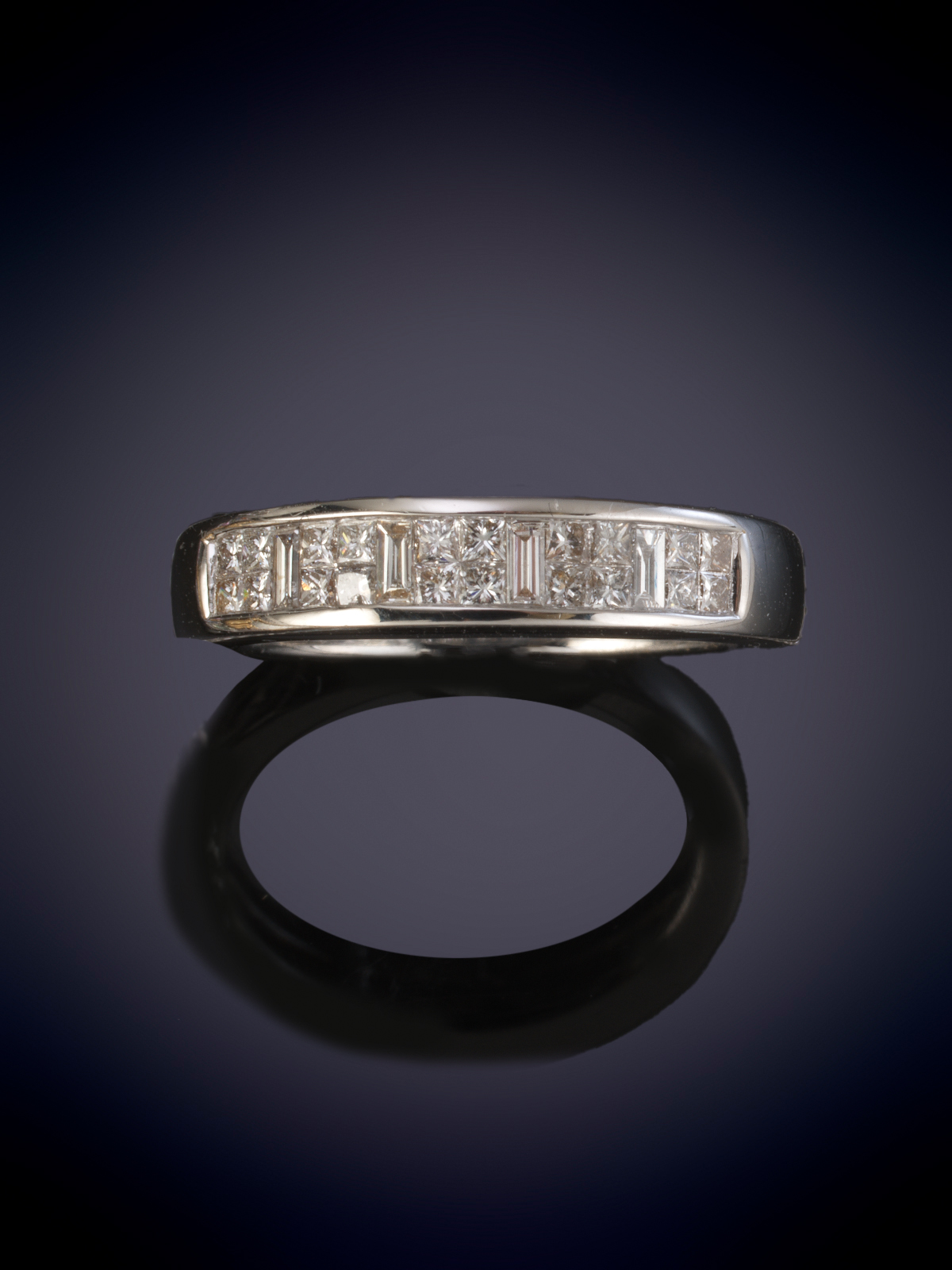 SORTIJA TIPO ALIANZA CON CON DIAMANTES EN PRINCESAS Y BAGUETTES. Montura en oro blanco de 18k.
Peso...