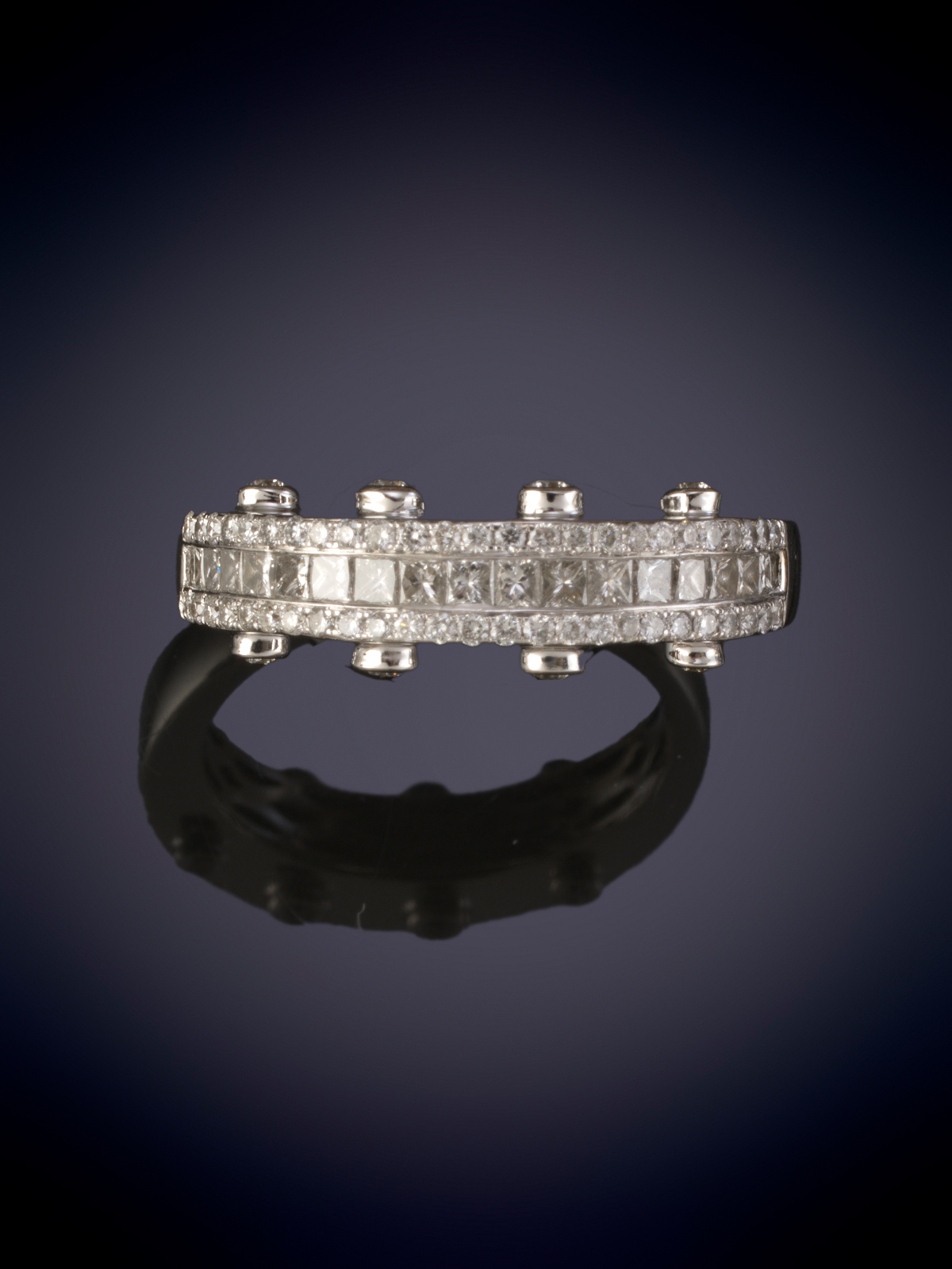 SORTIJA FORMADA POR HILERAS DE PRINCESAS DE DIAMANTES Y BRILLANTES. Montura en oro blanco de...