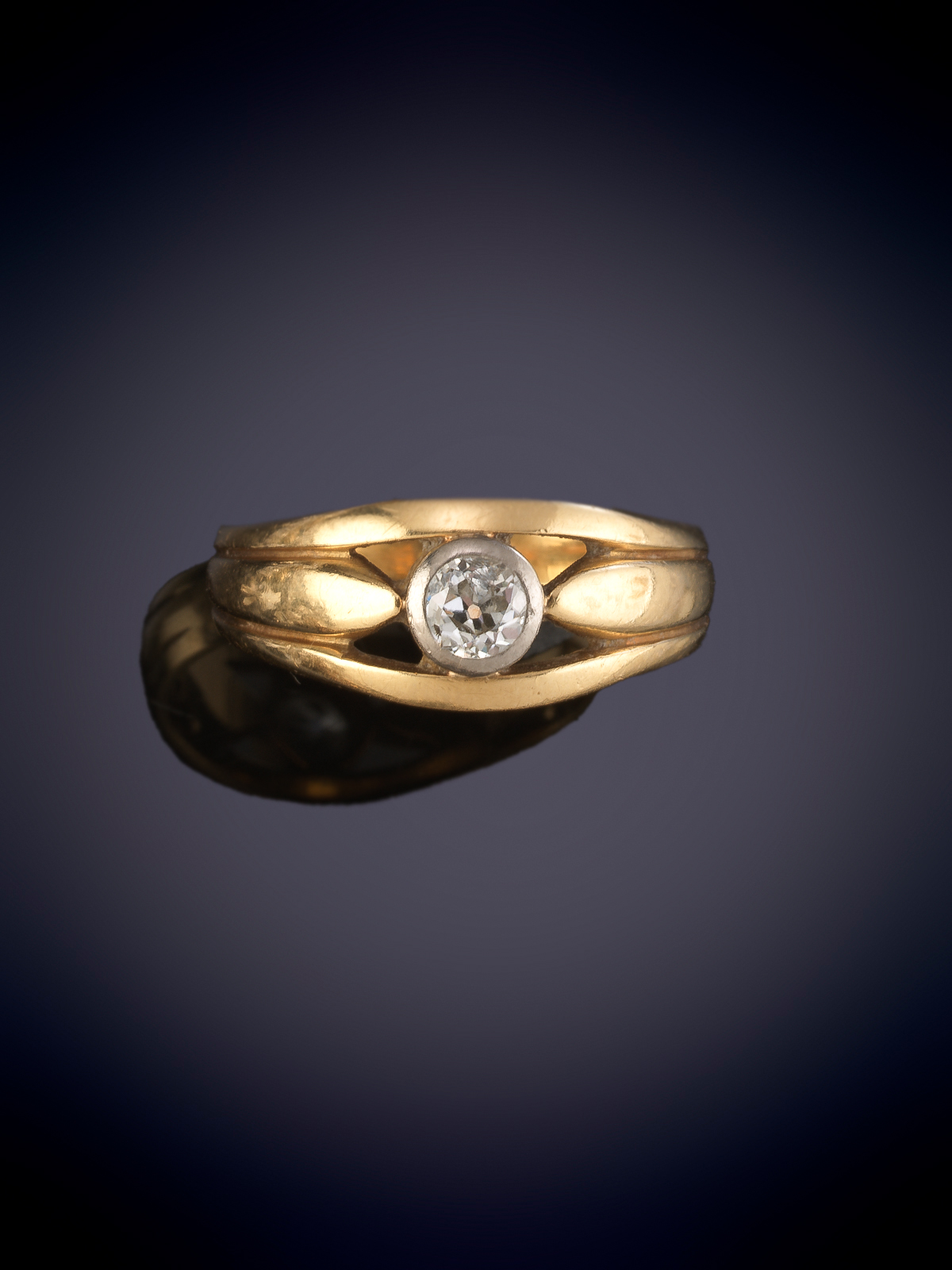 SORTIJA BANDA ANCHA CON BRILLANTE EN CHATÓN Y ORO AMARILLO. Montura en oro amarillo de 18k. Peso...