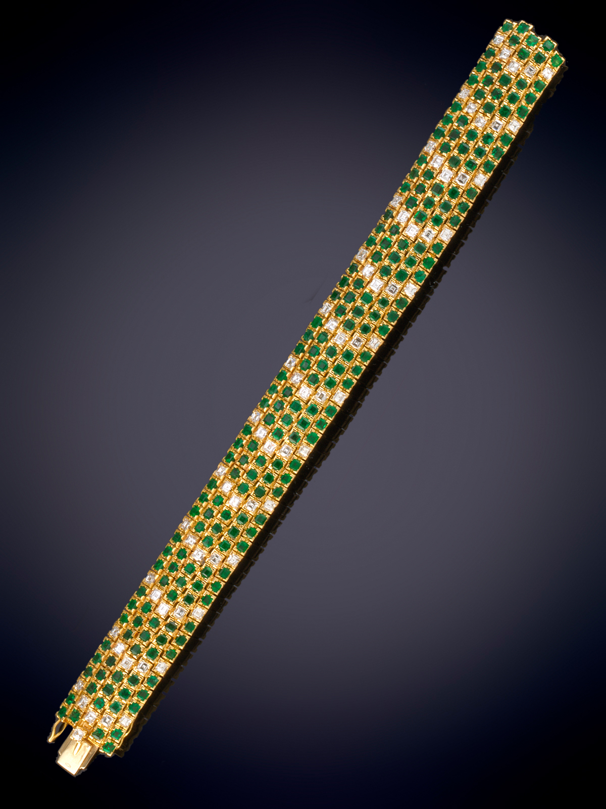 MODERNO BRAZALETE CUAJADO DE PAVÉ DE ESMERALDAS CALIDAD EXTRA CON LINEAS DE BRILLANTES. EXQUISITO...