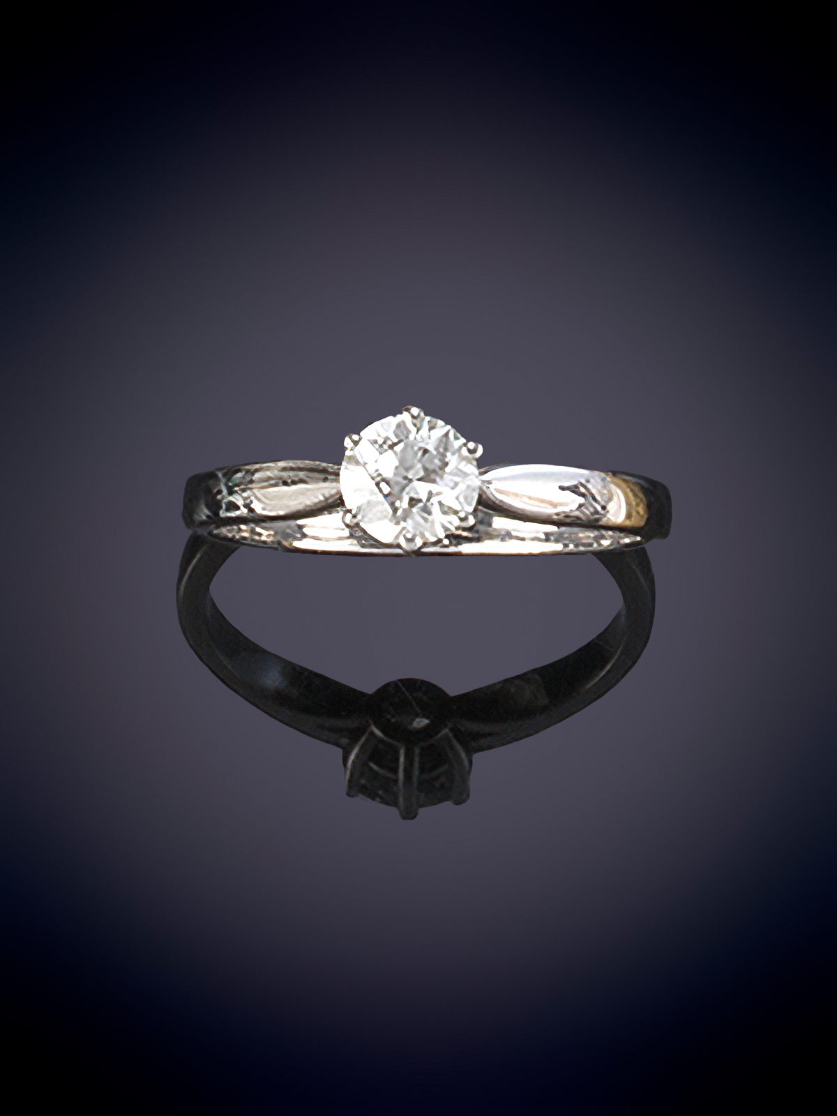 SOLITARIO CON BRILLANTE DE 0,70 CTS. ENGASTADO EN GARRAS. Montura en oro blanco de 18k.