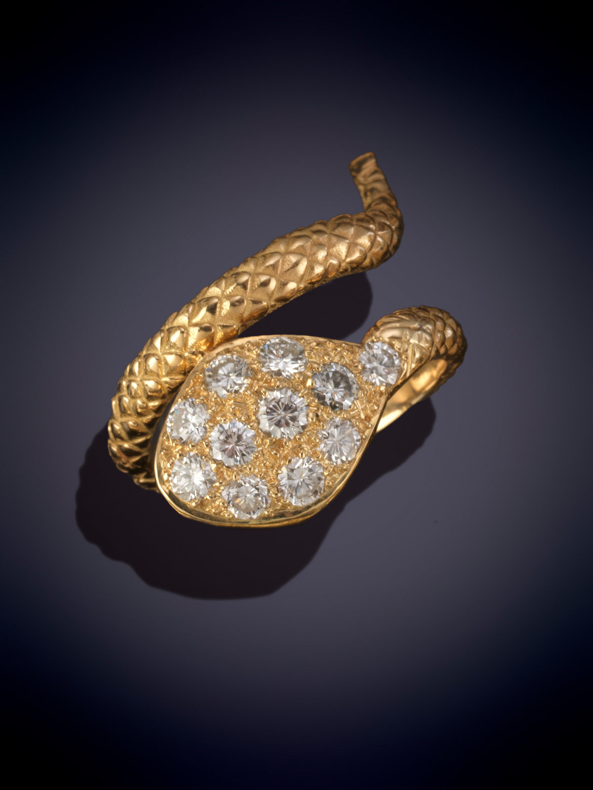 SORTIJA MOTIVO SERPIENTE CON BRILLANTES Y ORO AMARILLO DE 18K.
Peso aprox. de brillantes 1,10 cts.