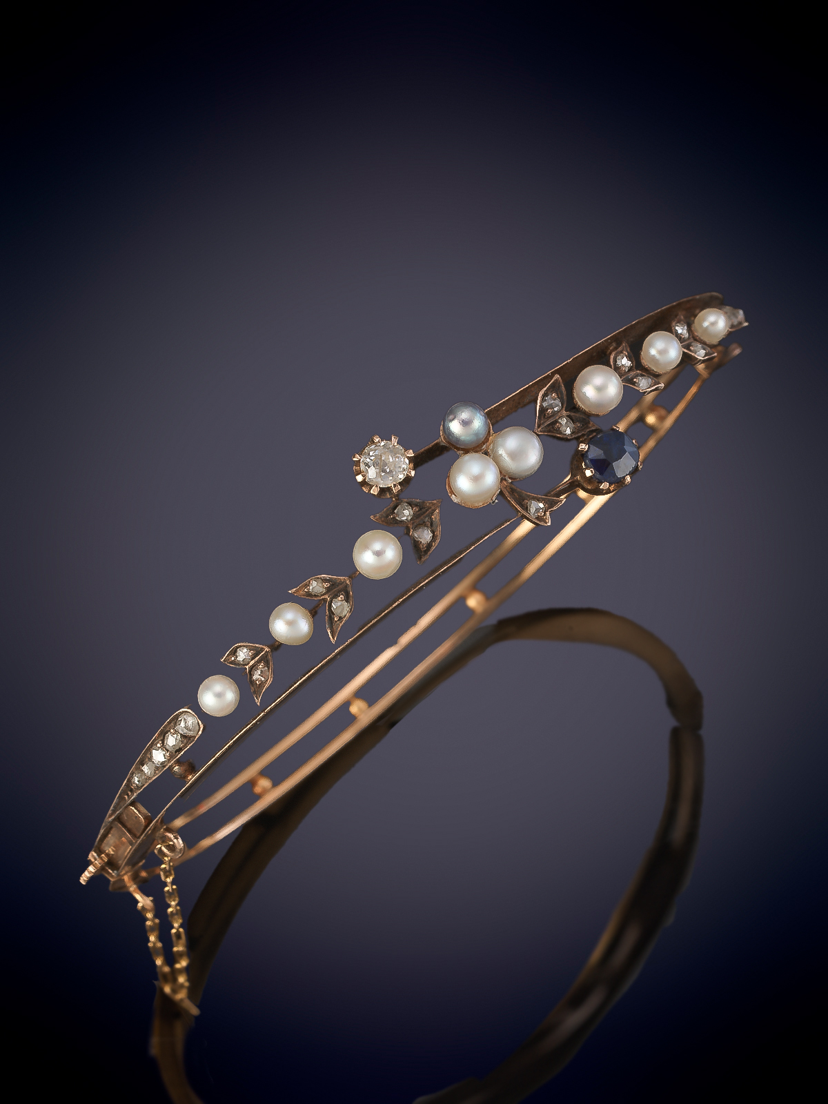 PULSERA ANTIGUA CIRCA 1870 CON DIAMANTES TALLA ROSA, ZAFIRO Y PERLITAS.