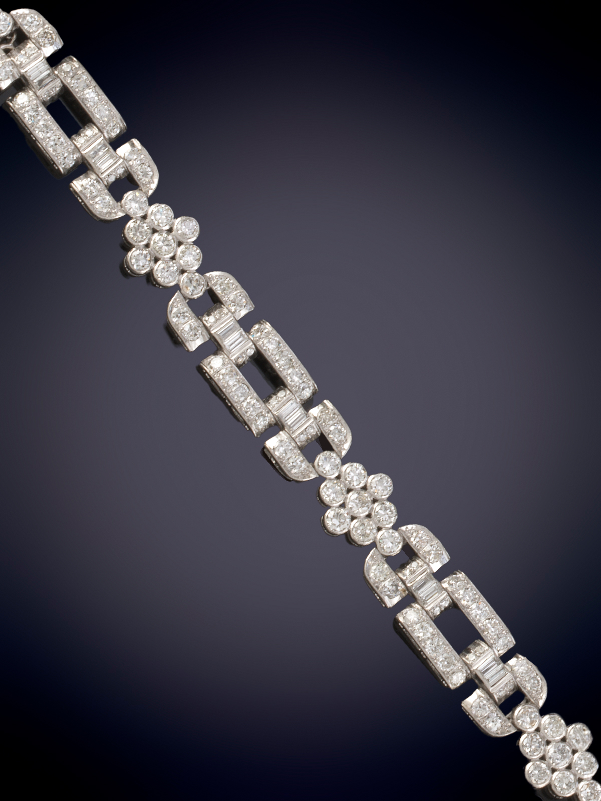 BRAZALETE ART DÉCO DE BRILLANTES. ELEGANTE DISEÑO GEOMÉTRICO CON PIEZAS INTERCALADAS CON MOTIVOS...