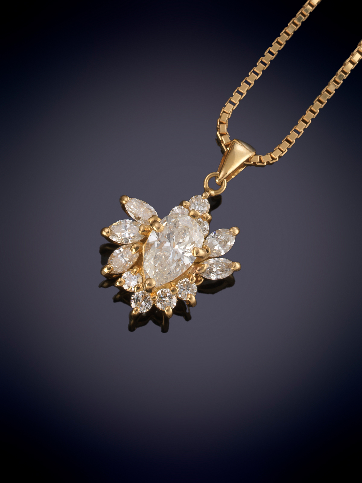 COLGANTE DE ORO AMARILLO Y DIAMANTES TALLA PERA. CADENA DE ORO AMARILLO DE 18K.
Peso aprox. de los...