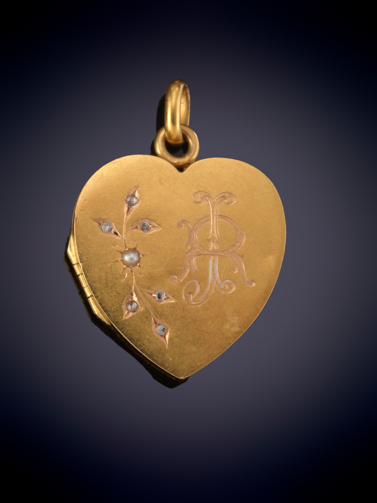 COLGANTE GUARDAPELO CORAZÓN CIRCA 1880 PARÍS. DECORACIÓN DE DIAMNATES Y PERLITA. 
Montura en oro...