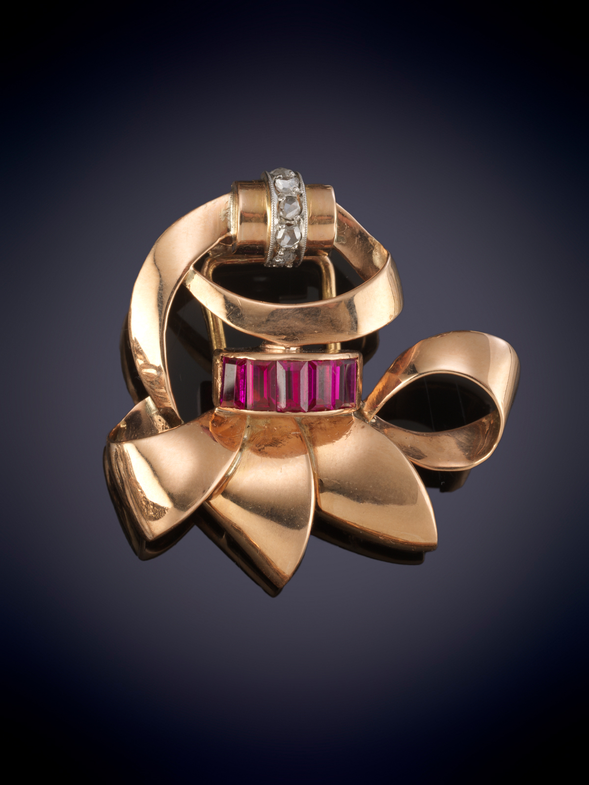 BROCHE CHEVALIER CON DIAMANTES TALLA ROSA Y RUBÍES CALIBRADOS DE LA ÉPOCA. 
Montura en oro amarillo...