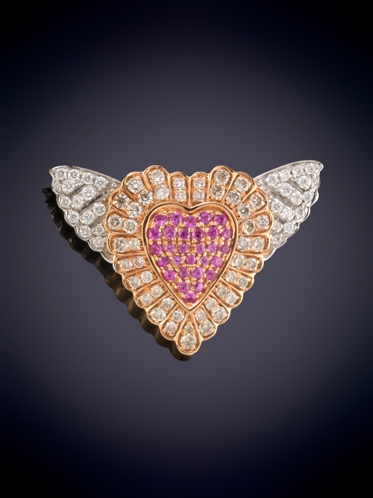 SUAREZ. BROCHE CORAZÓN DE BRILLANTES Y ZAFIROS ROSAS. Montura en oro amarillo y blanco de 18k.
