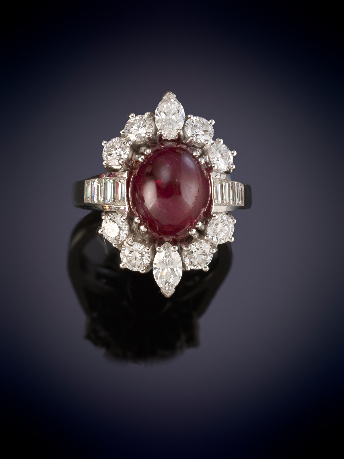 BELLA SORTIJA CON RUBÍ EN TALLA CABUJÓN ORLADO DE BRILLANTES, BAGUETTES Y  MARQUISE DE DIAMANTES....