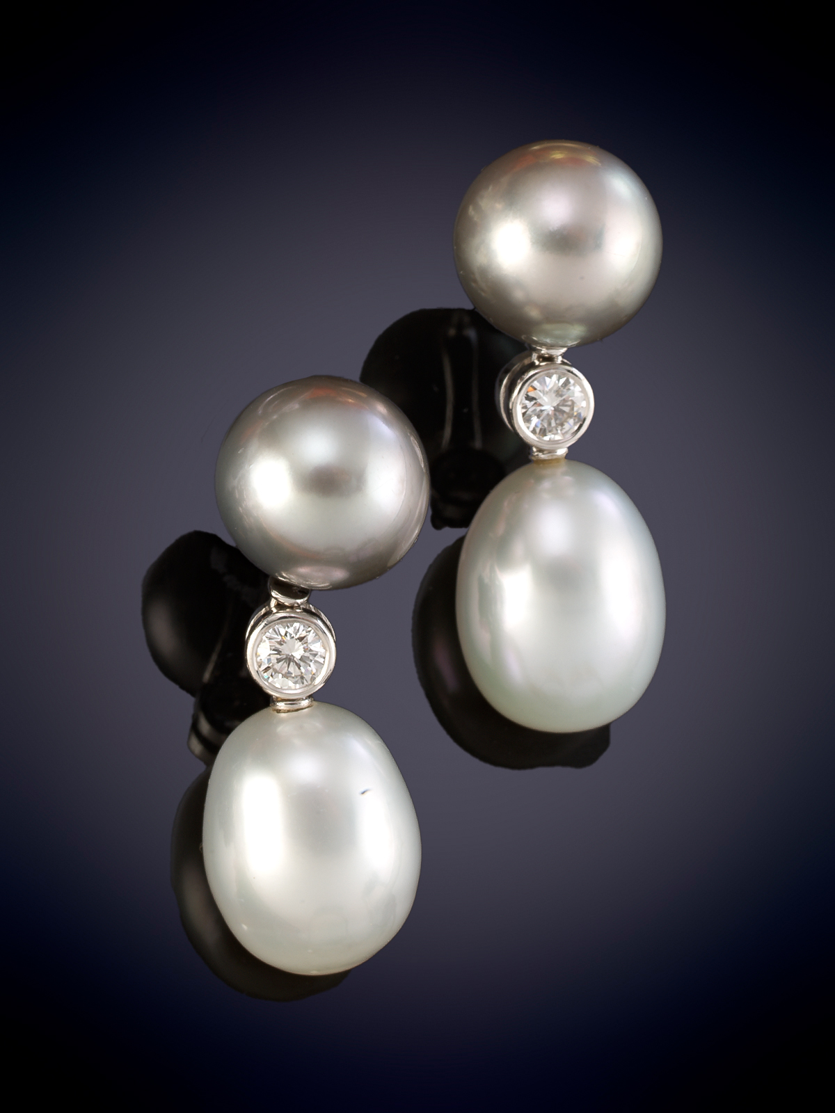 BELLOS PENDIENTES CON MOVIMIENTO DE PERLAS AUSTRALIANAS Y TAHITI UNIDAS POR UN CHATÓN DE...